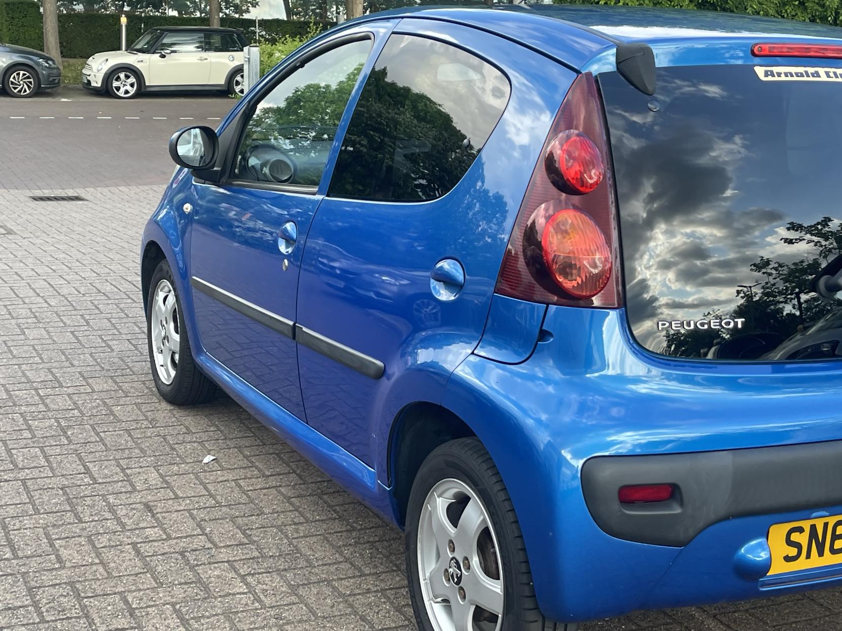 Peugeot 107 1.0 12V Allure Hatchback 5dr Petrol Manual Euro 5 (68 ps)