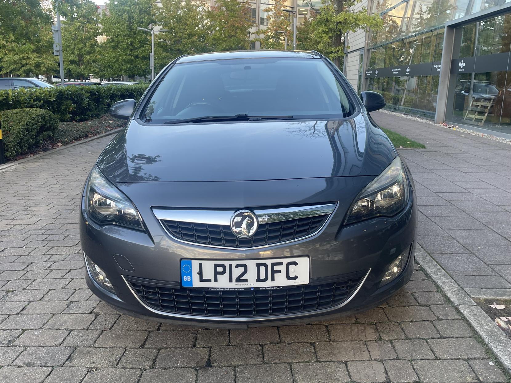 Vauxhall Astra 1.4T 16v SRi Hatchback 5dr Petrol Manual Euro 5 (140 ps)