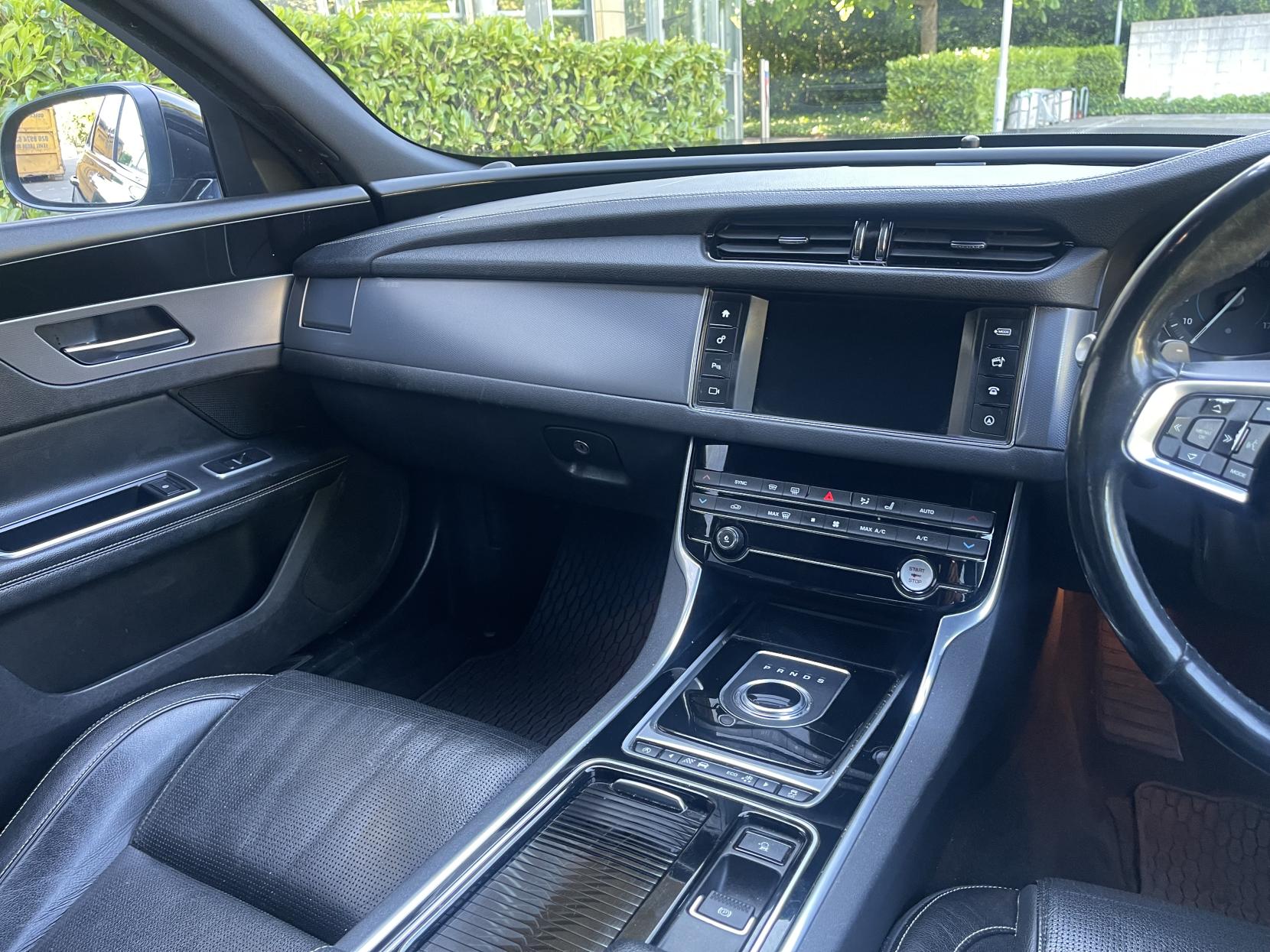 Jaguar XF 2.0d R-Sport Saloon 4dr Diesel Auto Euro 6 (s/s) (180 ps)