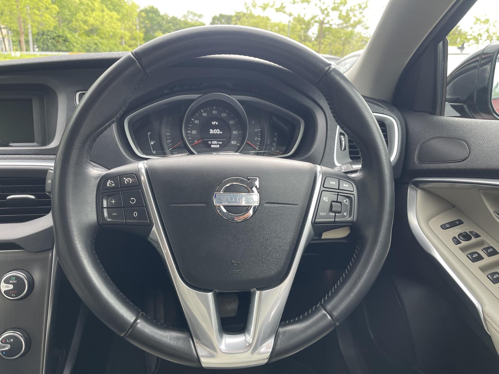 Volvo V40 Cross Country 1.6 D2 Lux Hatchback 5dr Diesel Powershift Euro 5 (s/s) (115 ps)
