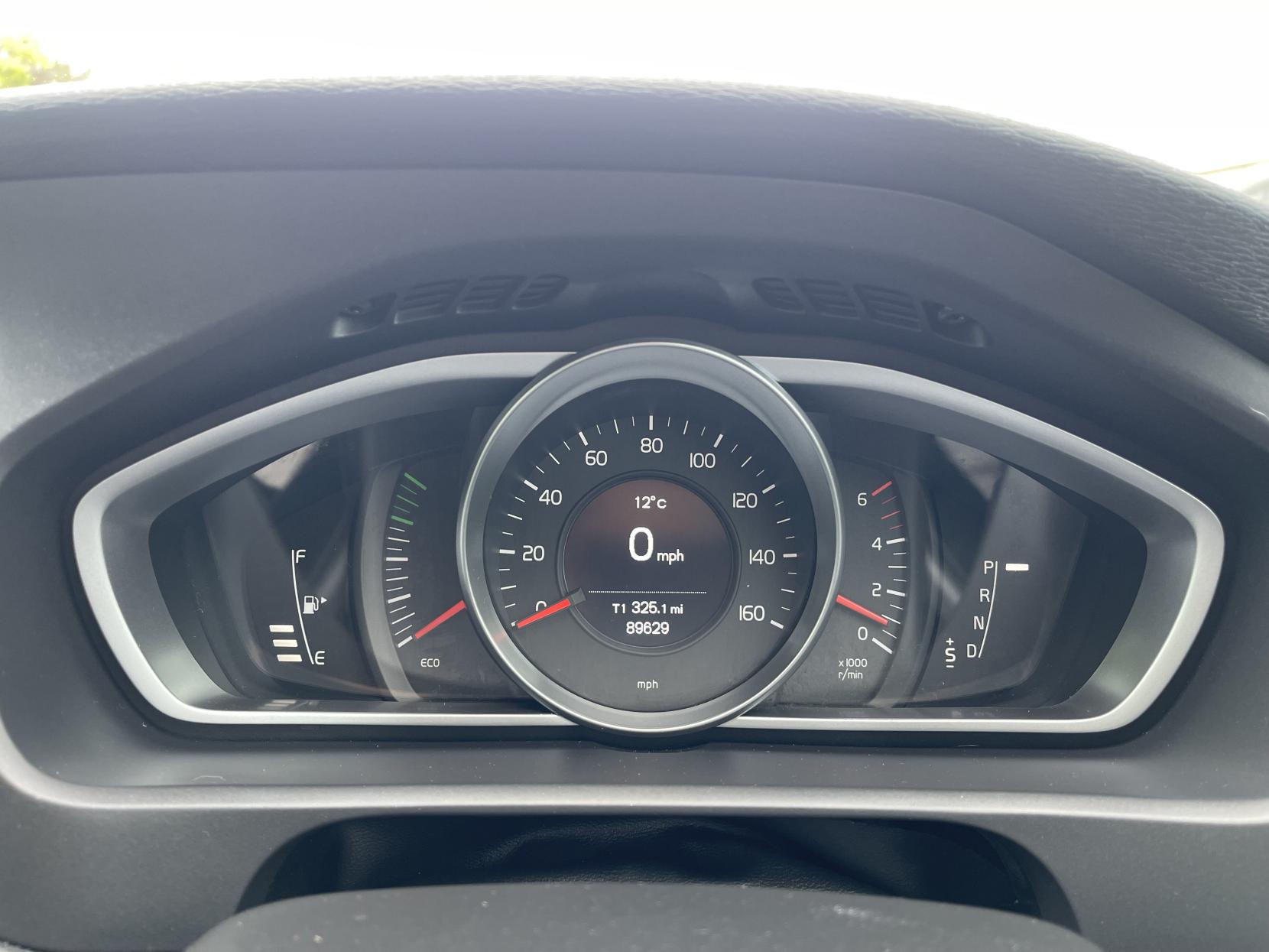 Volvo V40 Cross Country 1.6 D2 Lux Hatchback 5dr Diesel Powershift Euro 5 (s/s) (115 ps)