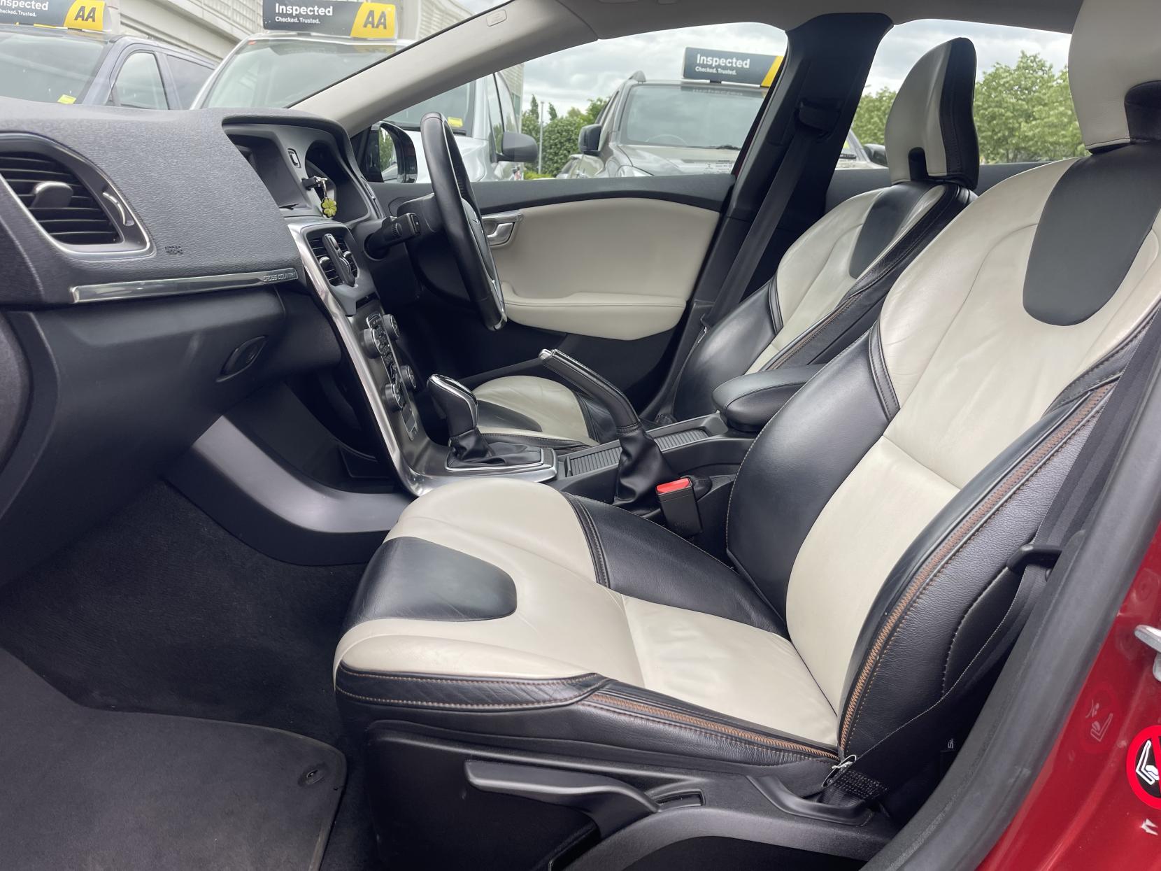 Volvo V40 Cross Country 1.6 D2 Lux Hatchback 5dr Diesel Powershift Euro 5 (s/s) (115 ps)