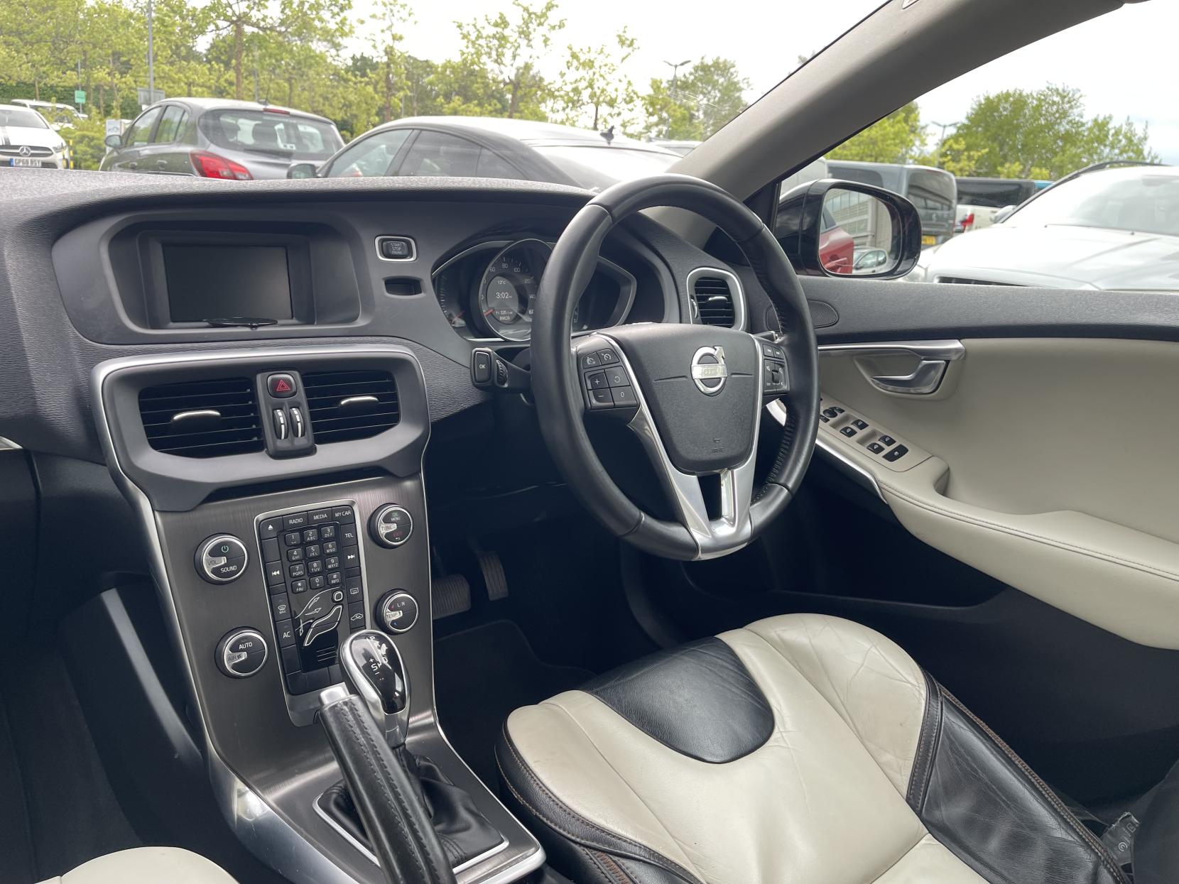 Volvo V40 Cross Country 1.6 D2 Lux Hatchback 5dr Diesel Powershift Euro 5 (s/s) (115 ps)