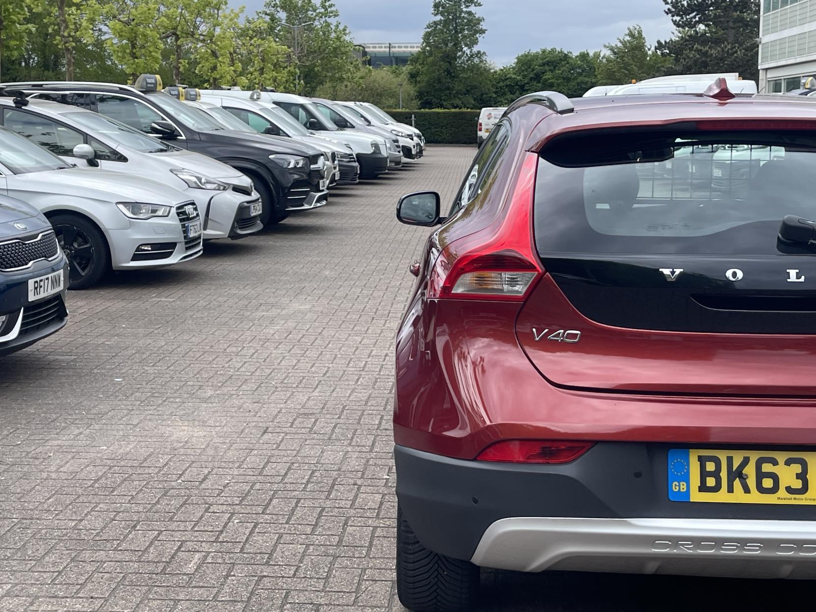 Volvo V40 Cross Country 1.6 D2 Lux Hatchback 5dr Diesel Powershift Euro 5 (s/s) (115 ps)