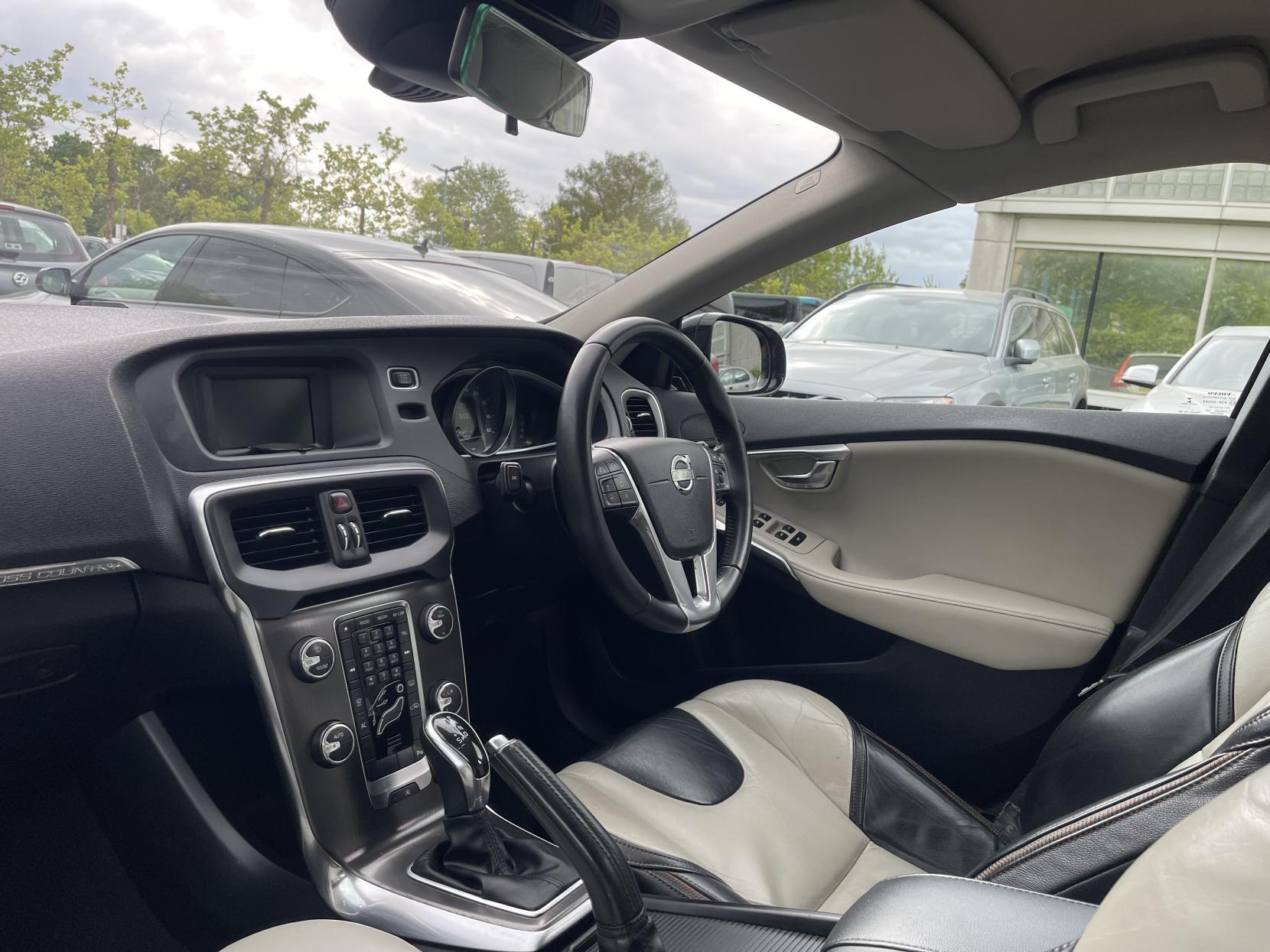 Volvo V40 Cross Country 1.6 D2 Lux Hatchback 5dr Diesel Powershift Euro 5 (s/s) (115 ps)