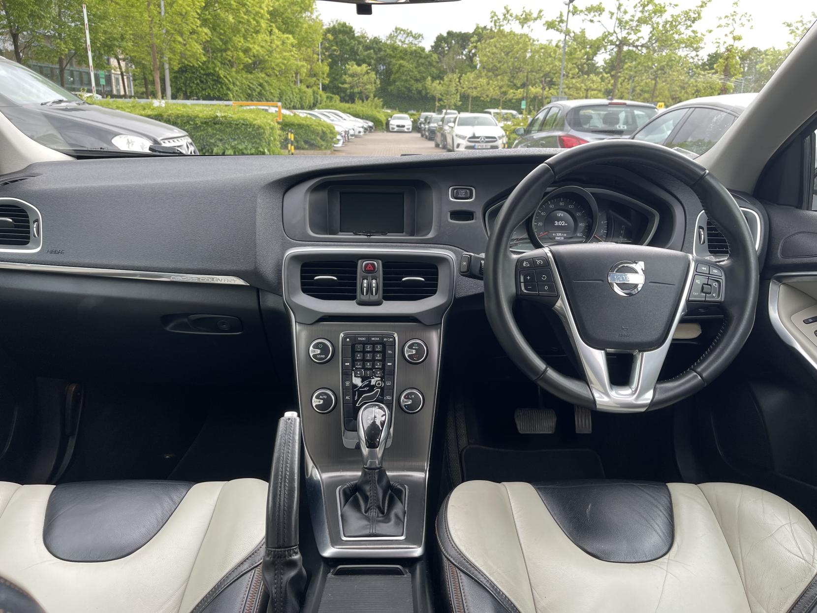 Volvo V40 Cross Country 1.6 D2 Lux Hatchback 5dr Diesel Powershift Euro 5 (s/s) (115 ps)