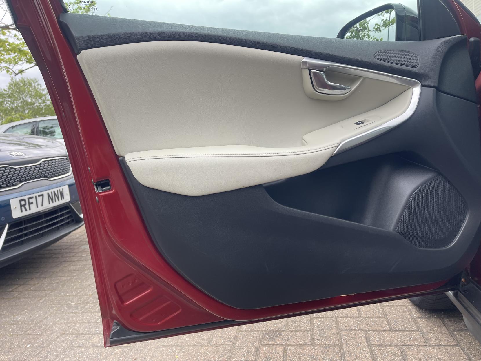Volvo V40 Cross Country 1.6 D2 Lux Hatchback 5dr Diesel Powershift Euro 5 (s/s) (115 ps)