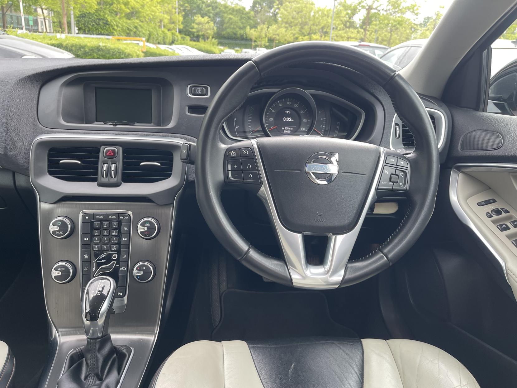 Volvo V40 Cross Country 1.6 D2 Lux Hatchback 5dr Diesel Powershift Euro 5 (s/s) (115 ps)