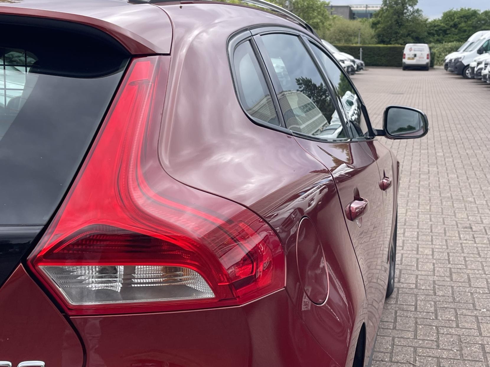 Volvo V40 Cross Country 1.6 D2 Lux Hatchback 5dr Diesel Powershift Euro 5 (s/s) (115 ps)