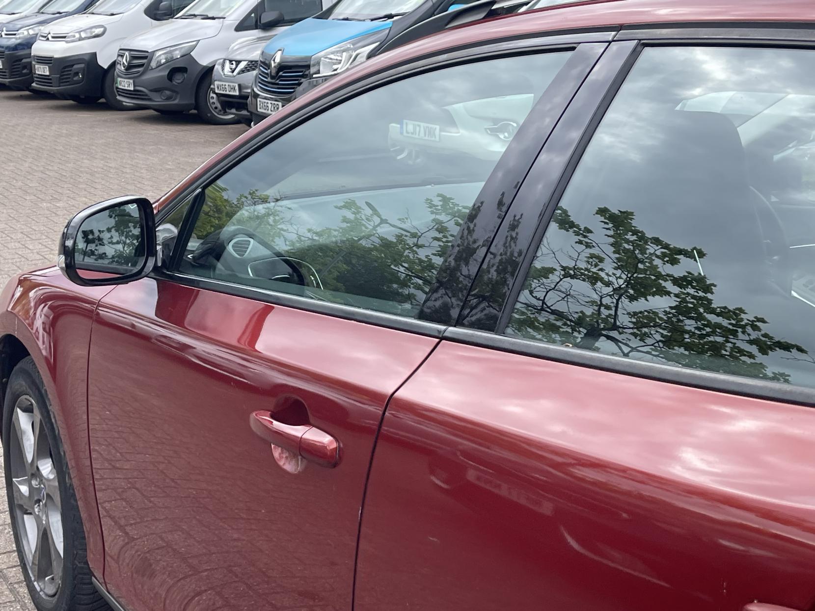 Volvo V40 Cross Country 1.6 D2 Lux Hatchback 5dr Diesel Powershift Euro 5 (s/s) (115 ps)