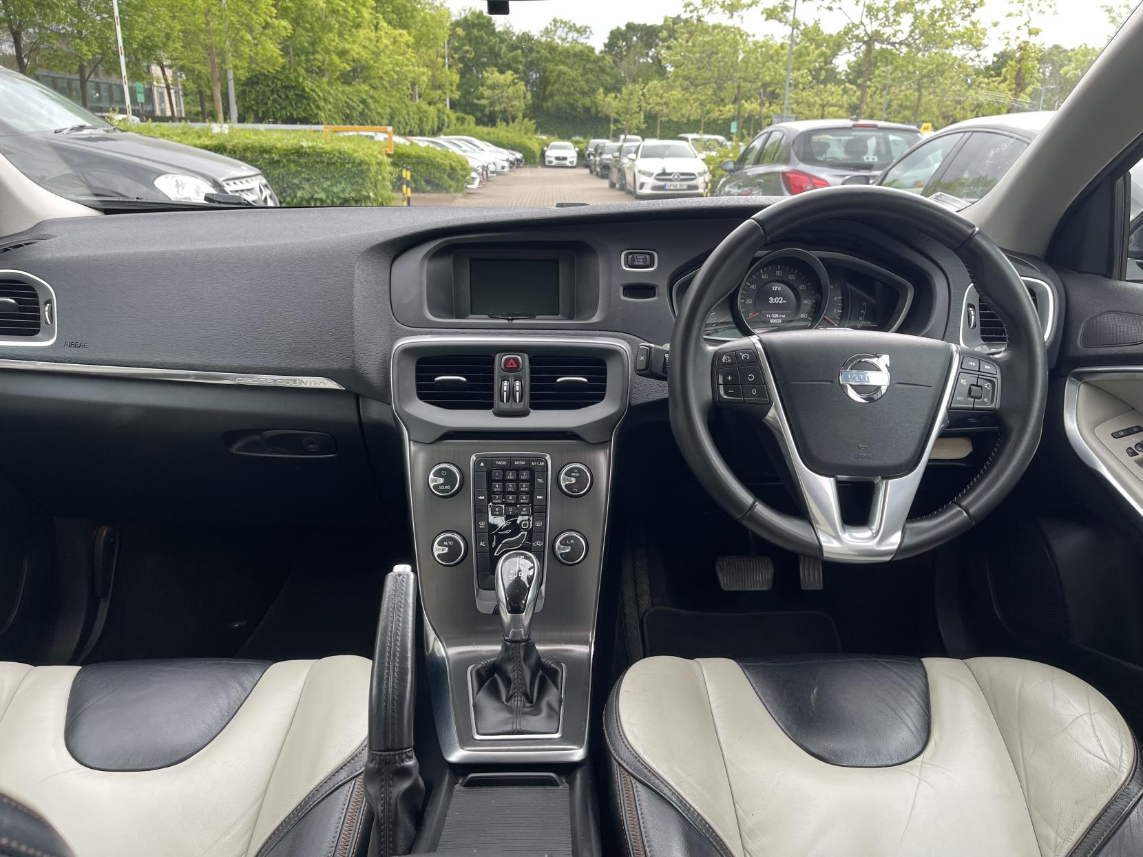 Volvo V40 Cross Country 1.6 D2 Lux Hatchback 5dr Diesel Powershift Euro 5 (s/s) (115 ps)
