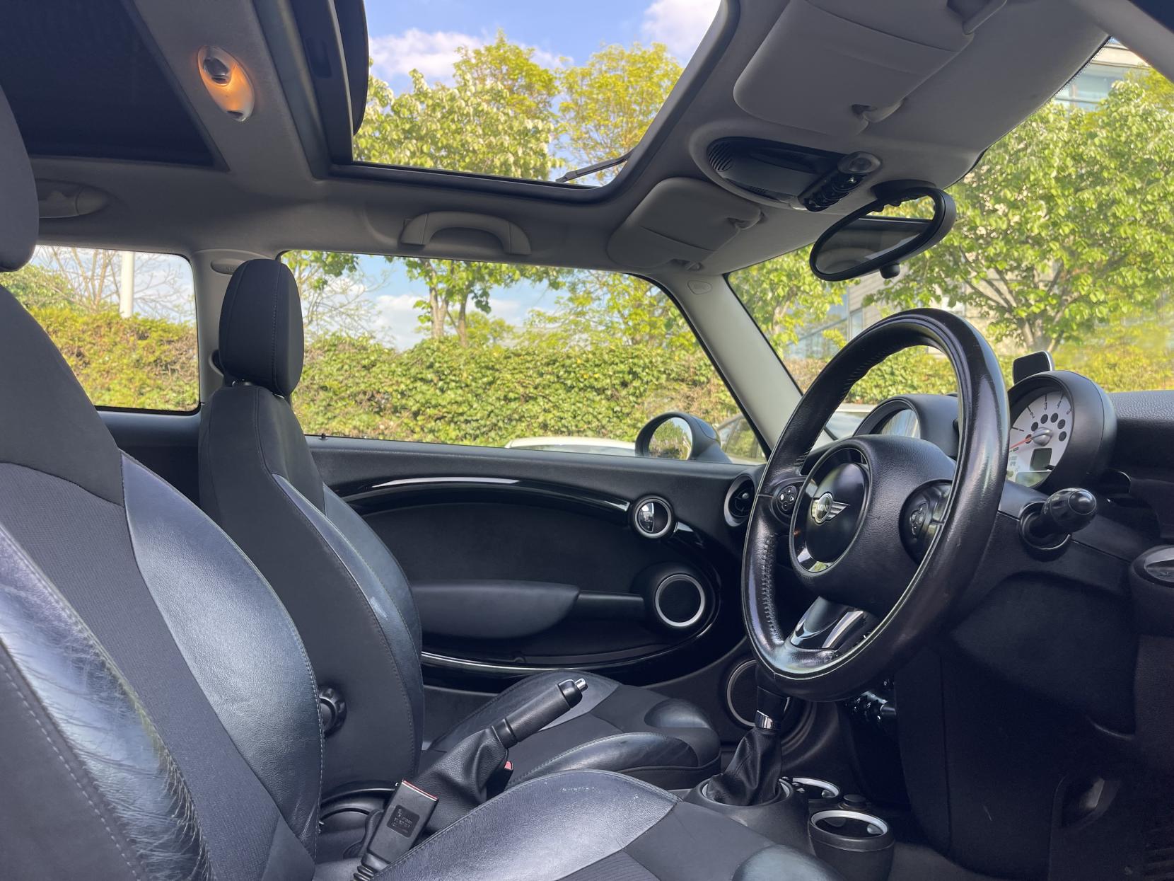 MINI Hatch 2.0 Cooper D Hatchback 3dr Diesel Auto Euro 5 (112 ps)