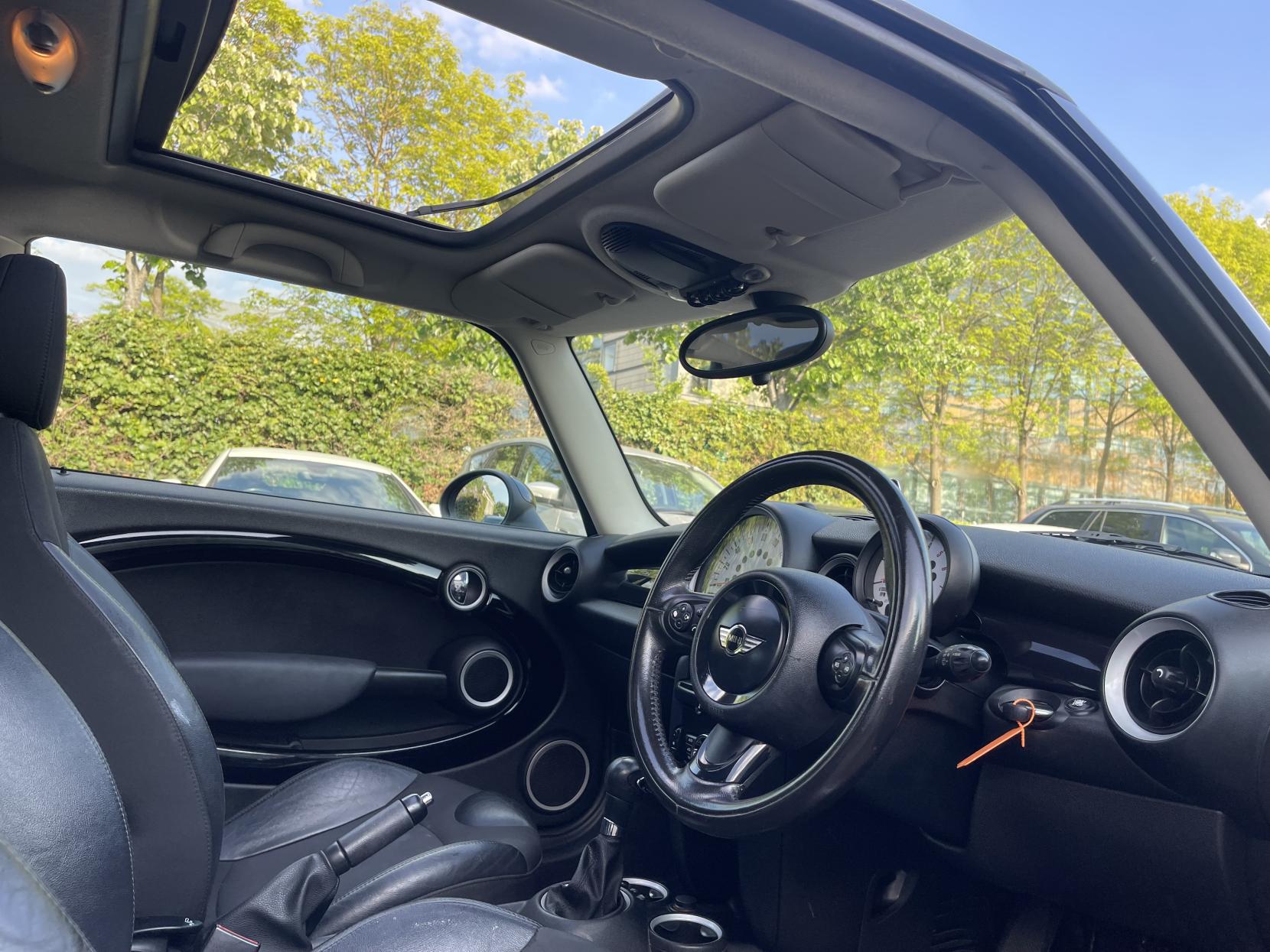 MINI Hatch 2.0 Cooper D Hatchback 3dr Diesel Auto Euro 5 (112 ps)