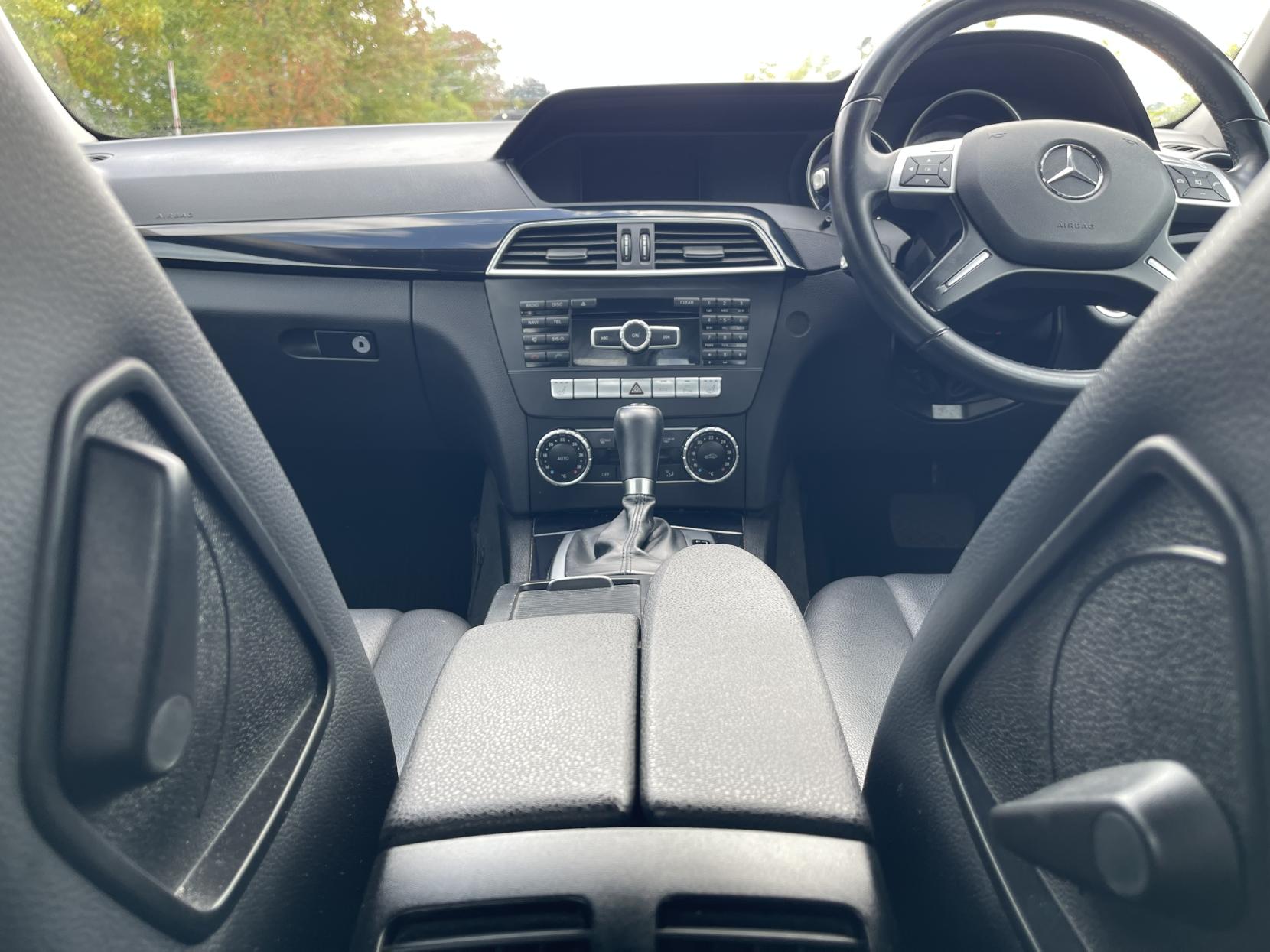 Mercedes-Benz C Class 1.6 C180 BlueEfficiency Executive SE Saloon 4dr Petrol G-Tronic+ Euro 5 (s/s) (156 ps)