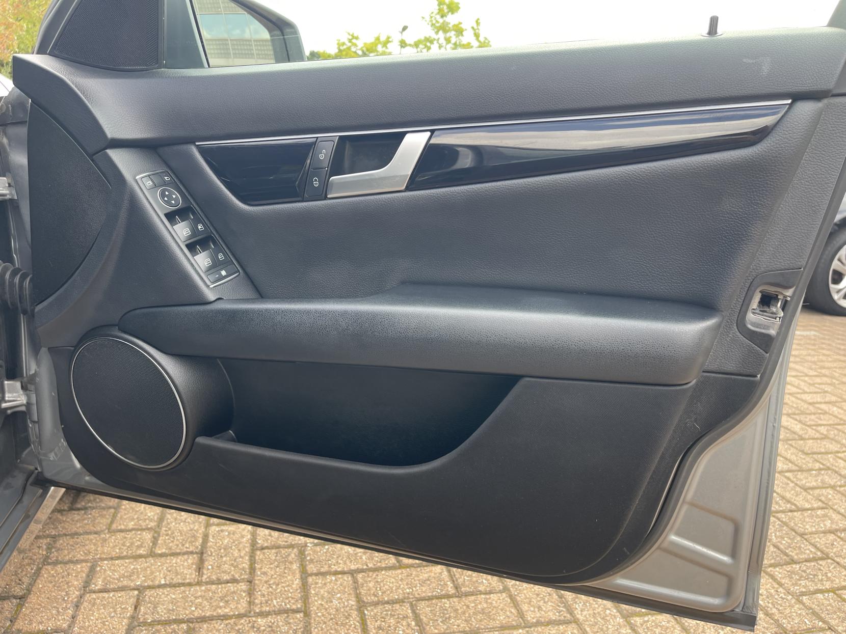 Mercedes-Benz C Class 1.6 C180 BlueEfficiency Executive SE Saloon 4dr Petrol G-Tronic+ Euro 5 (s/s) (156 ps)