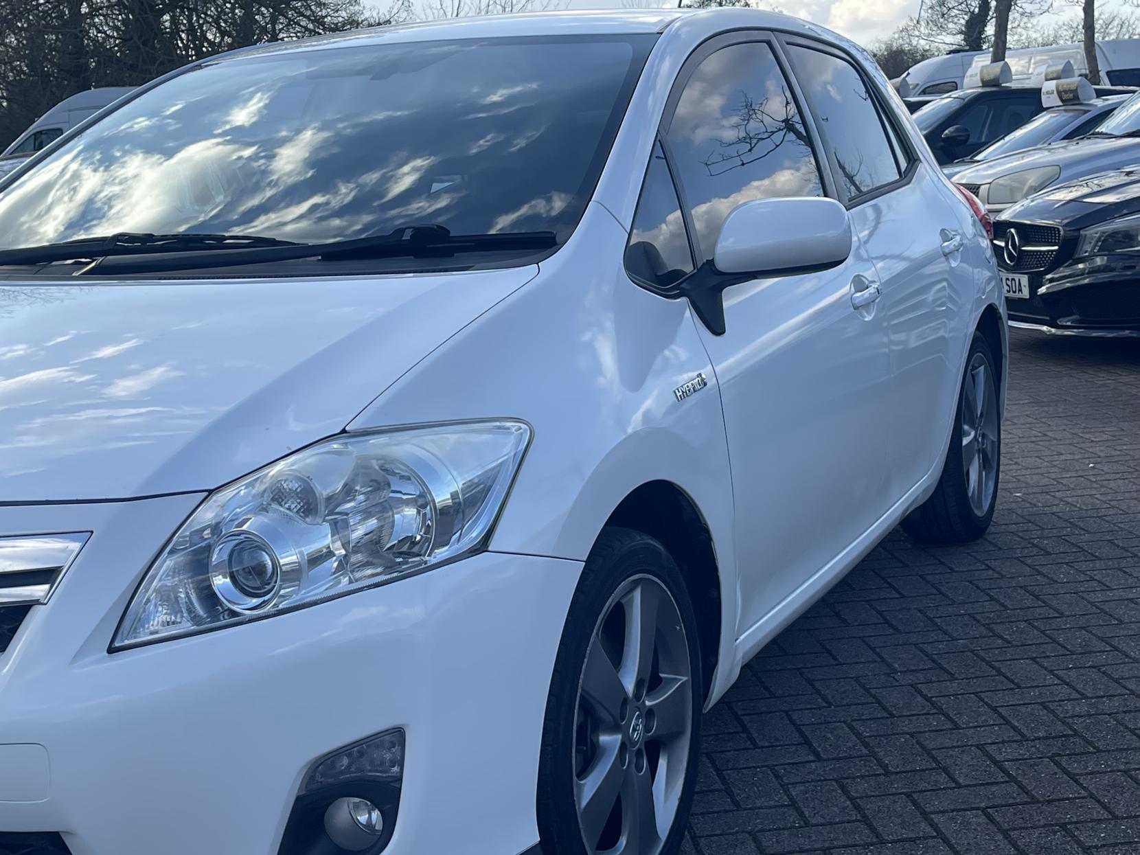 Toyota Auris 1.8 VVT-h T Spirit Hatchback 5dr Petrol Hybrid CVT Euro 5 (s/s) (136 ps)