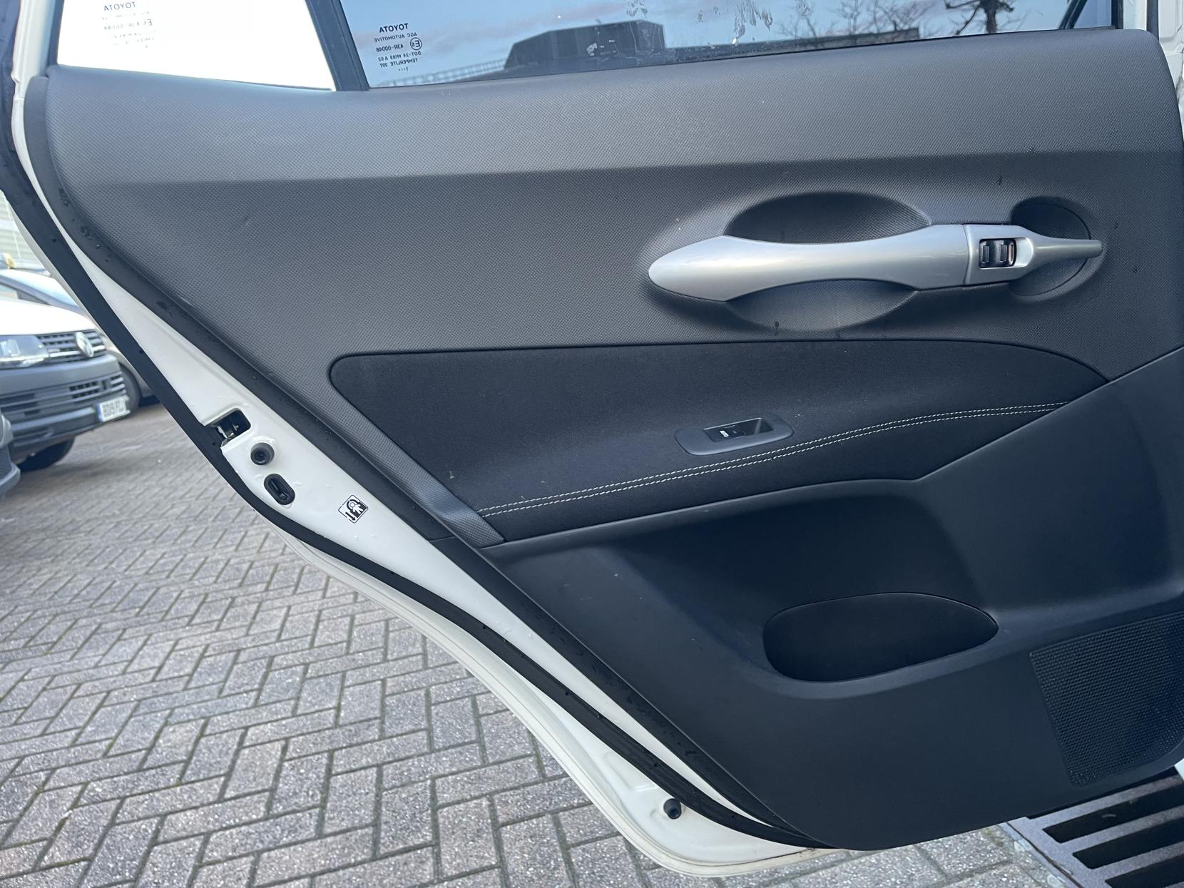 Toyota Auris 1.8 VVT-h T Spirit Hatchback 5dr Petrol Hybrid CVT Euro 5 (s/s) (136 ps)