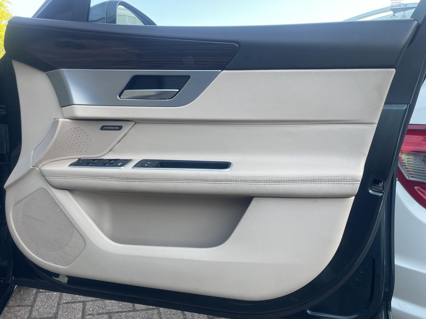 Jaguar XF 2.0d Portfolio Saloon 4dr Diesel Auto Euro 6 (s/s) (180 ps)