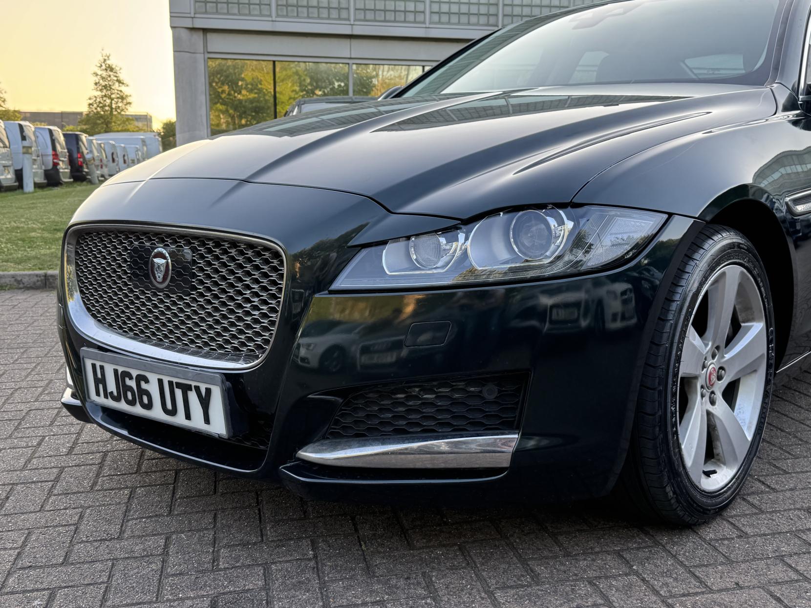 Jaguar XF 2.0d Portfolio Saloon 4dr Diesel Auto Euro 6 (s/s) (180 ps)