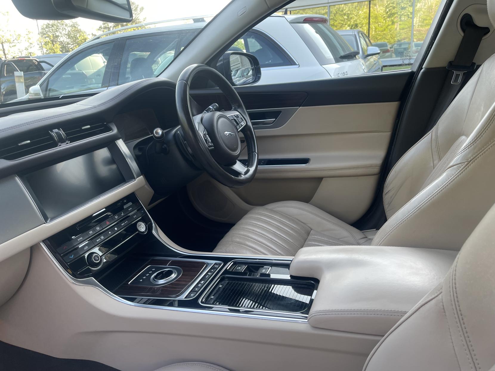 Jaguar XF 2.0d Portfolio Saloon 4dr Diesel Auto Euro 6 (s/s) (180 ps)