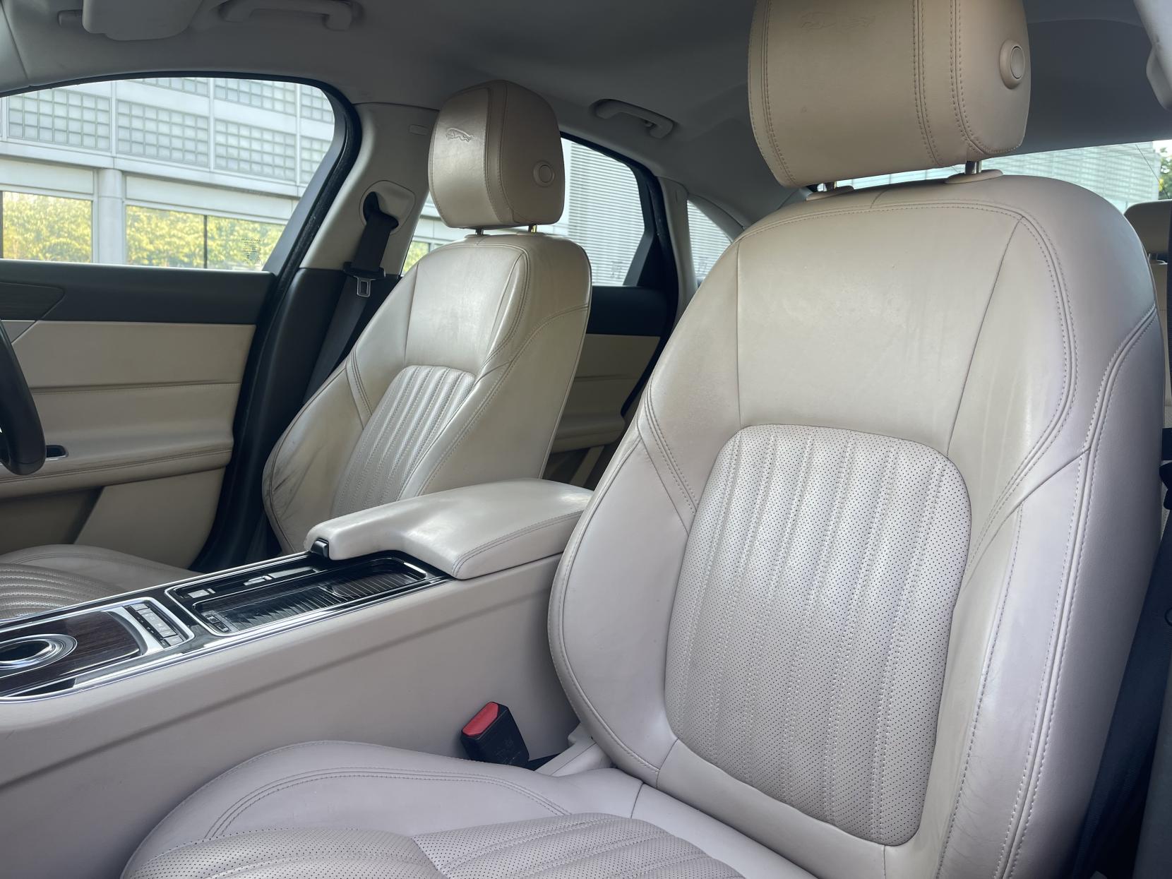 Jaguar XF 2.0d Portfolio Saloon 4dr Diesel Auto Euro 6 (s/s) (180 ps)