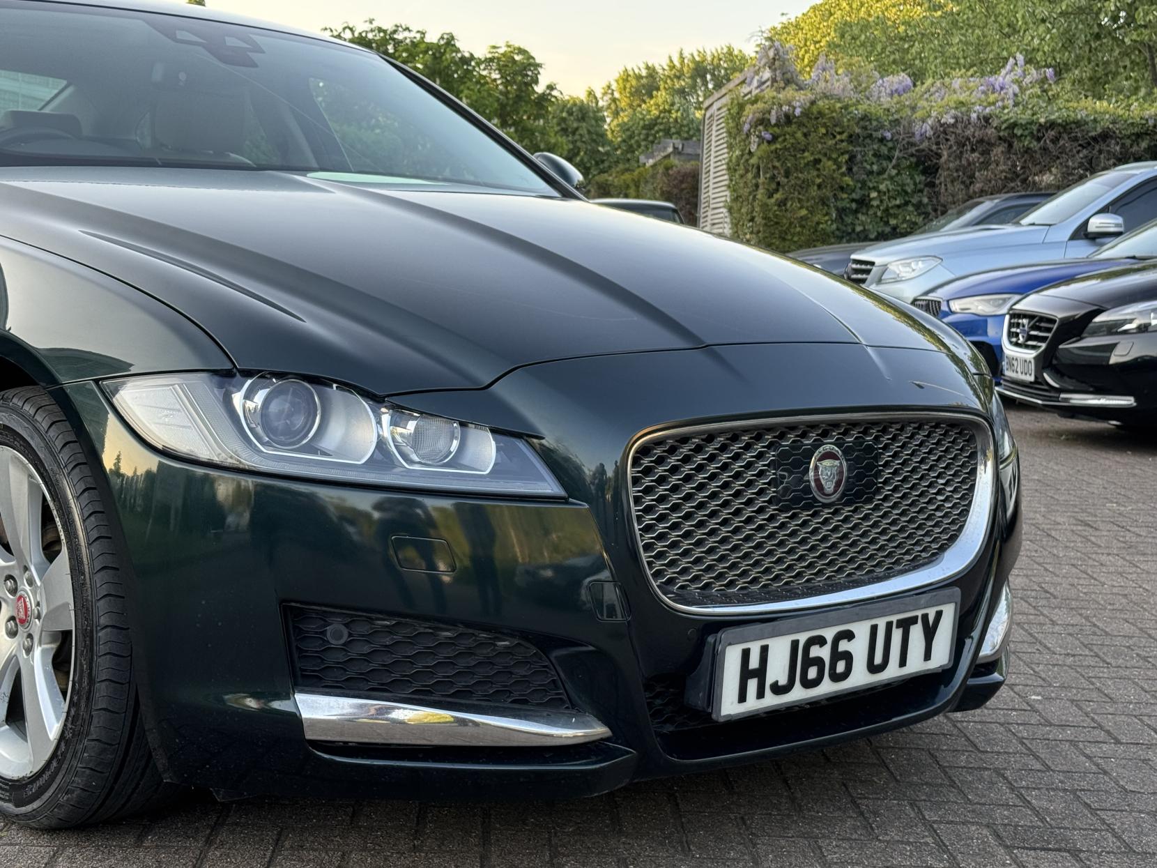 Jaguar XF 2.0d Portfolio Saloon 4dr Diesel Auto Euro 6 (s/s) (180 ps)