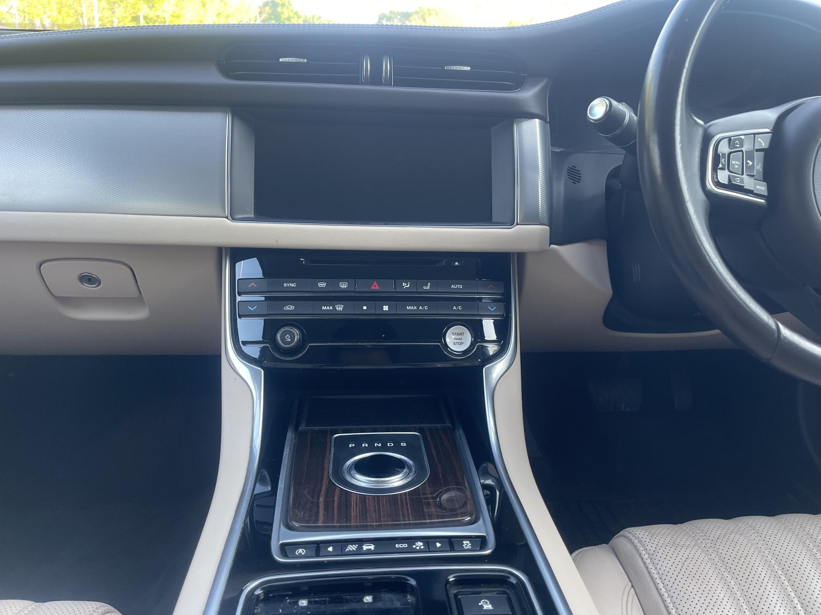 Jaguar XF 2.0d Portfolio Saloon 4dr Diesel Auto Euro 6 (s/s) (180 ps)