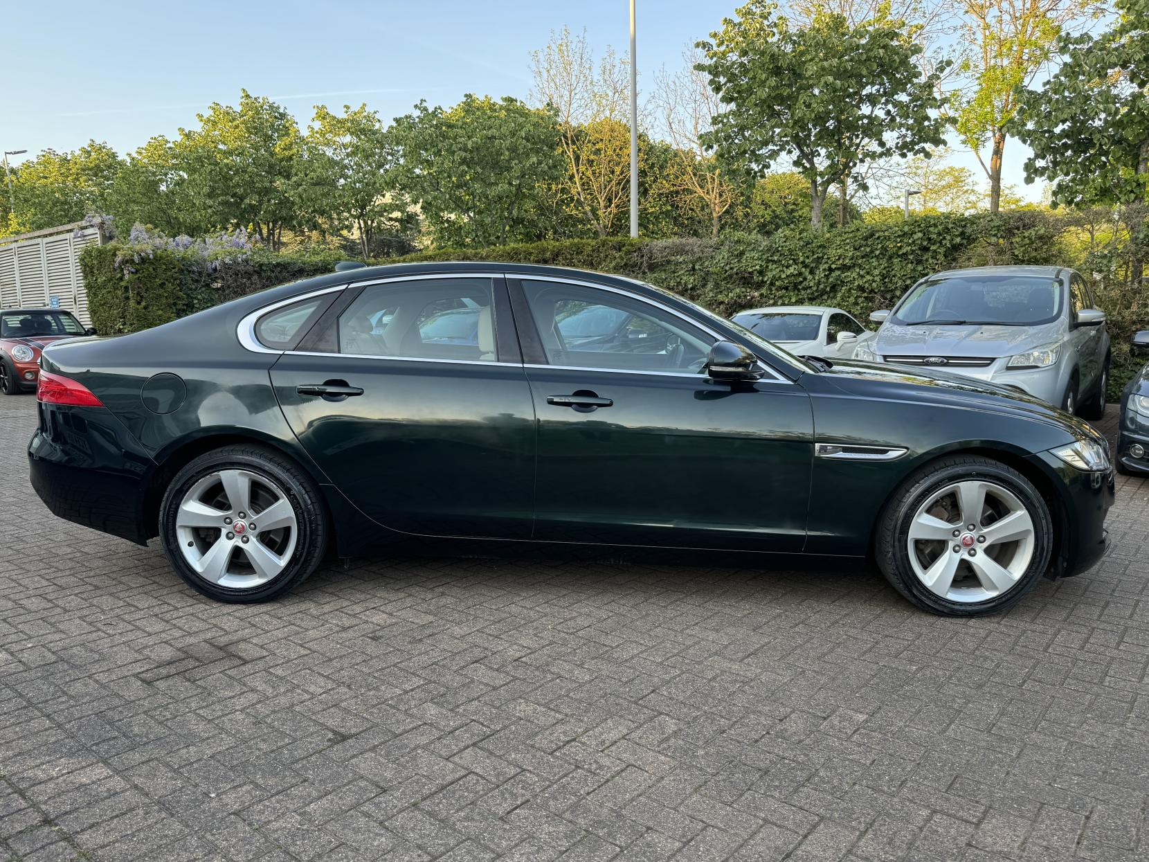 Jaguar XF 2.0d Portfolio Saloon 4dr Diesel Auto Euro 6 (s/s) (180 ps)