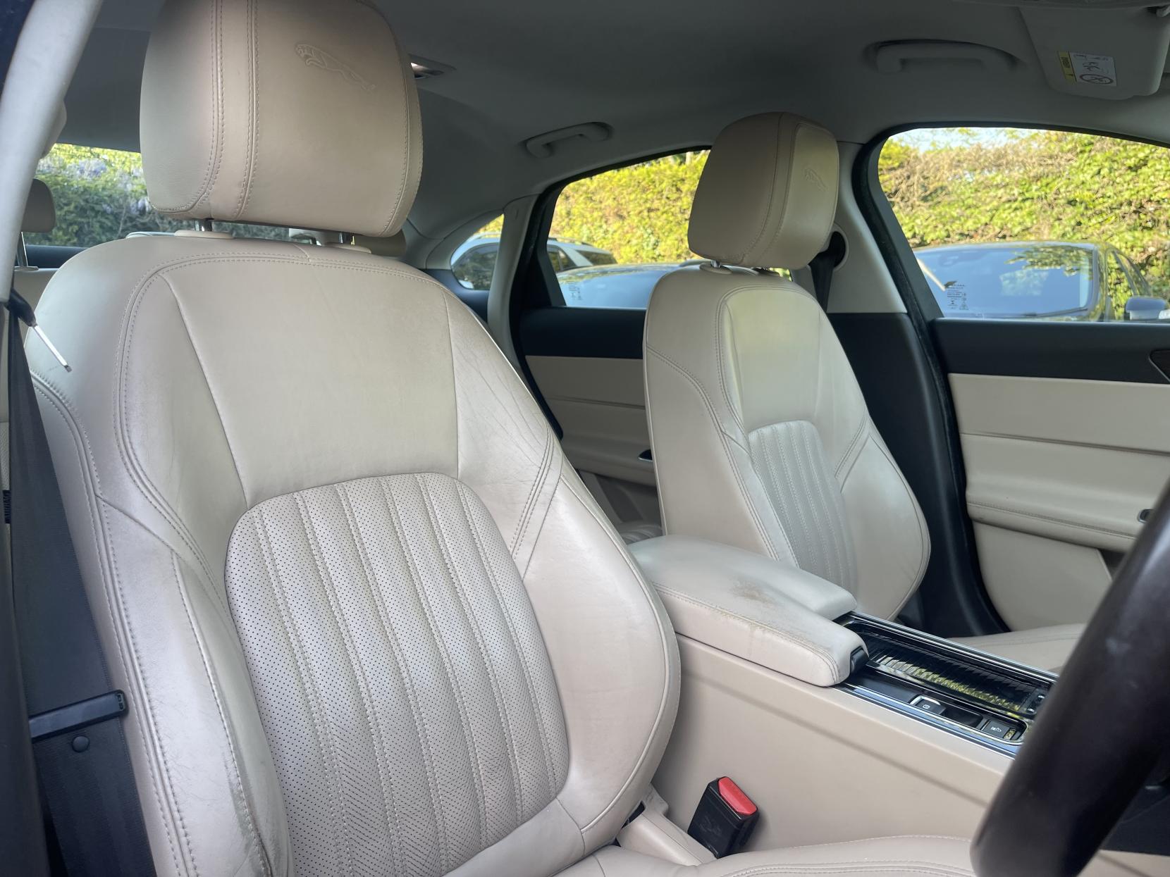 Jaguar XF 2.0d Portfolio Saloon 4dr Diesel Auto Euro 6 (s/s) (180 ps)