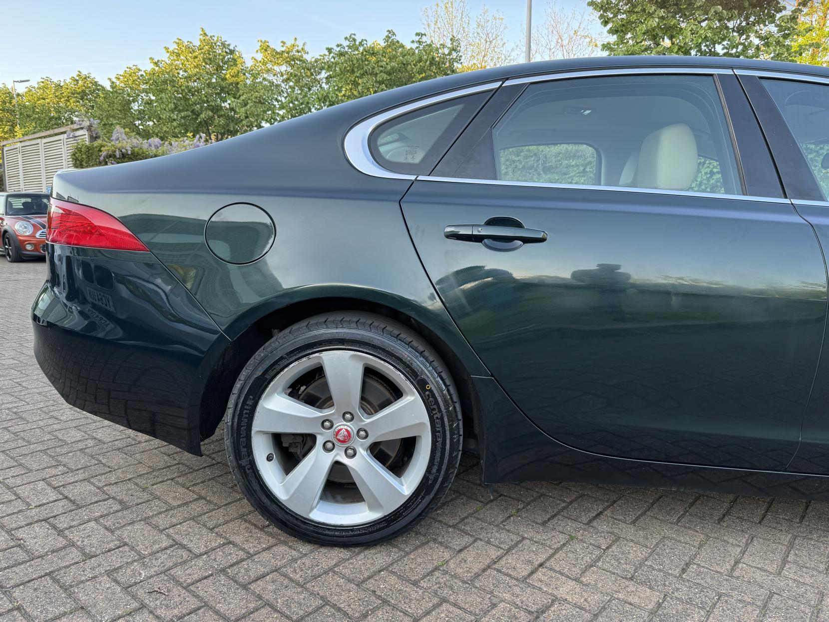 Jaguar XF 2.0d Portfolio Saloon 4dr Diesel Auto Euro 6 (s/s) (180 ps)