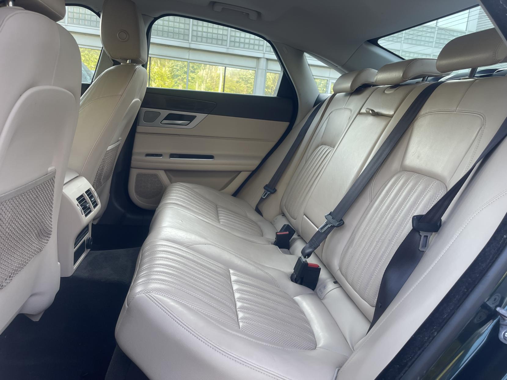 Jaguar XF 2.0d Portfolio Saloon 4dr Diesel Auto Euro 6 (s/s) (180 ps)