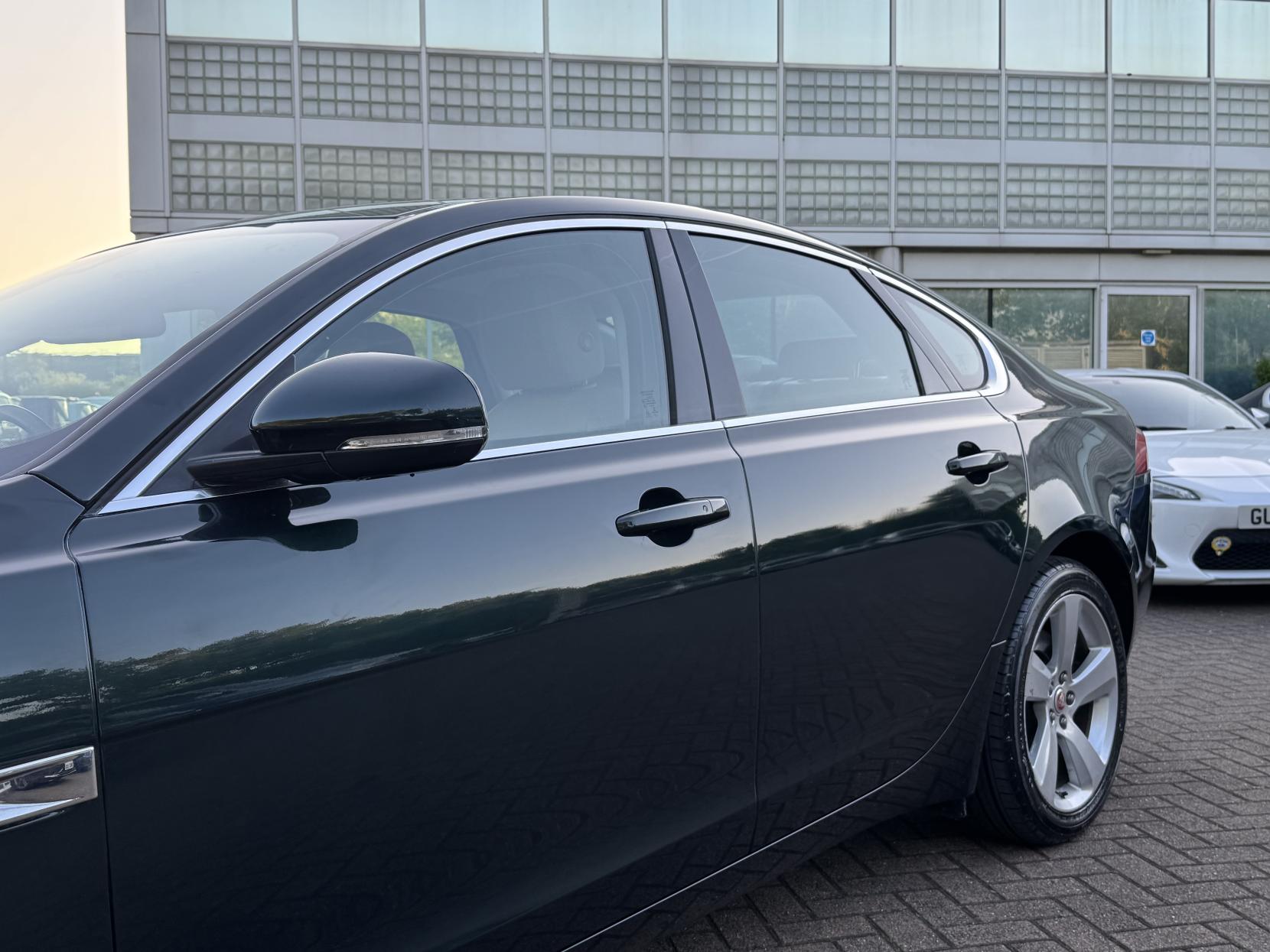Jaguar XF 2.0d Portfolio Saloon 4dr Diesel Auto Euro 6 (s/s) (180 ps)