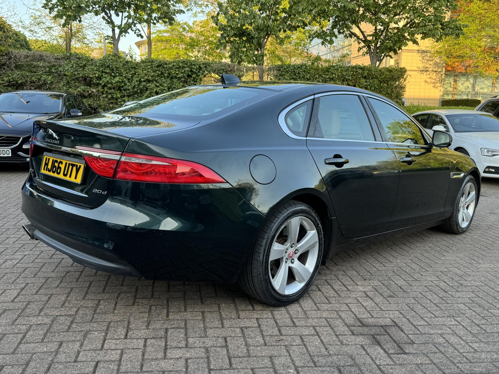 Jaguar XF 2.0d Portfolio Saloon 4dr Diesel Auto Euro 6 (s/s) (180 ps)