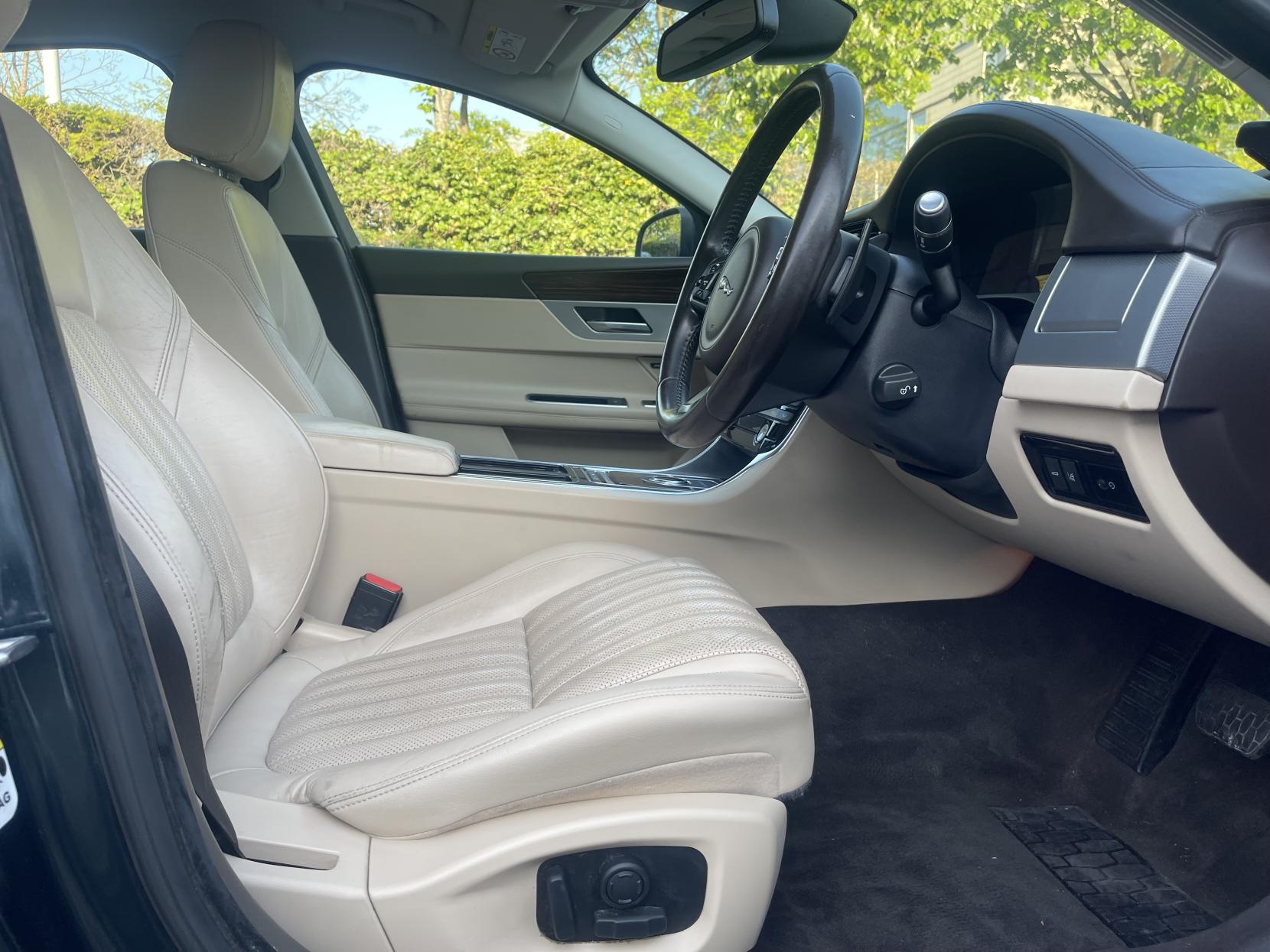 Jaguar XF 2.0d Portfolio Saloon 4dr Diesel Auto Euro 6 (s/s) (180 ps)