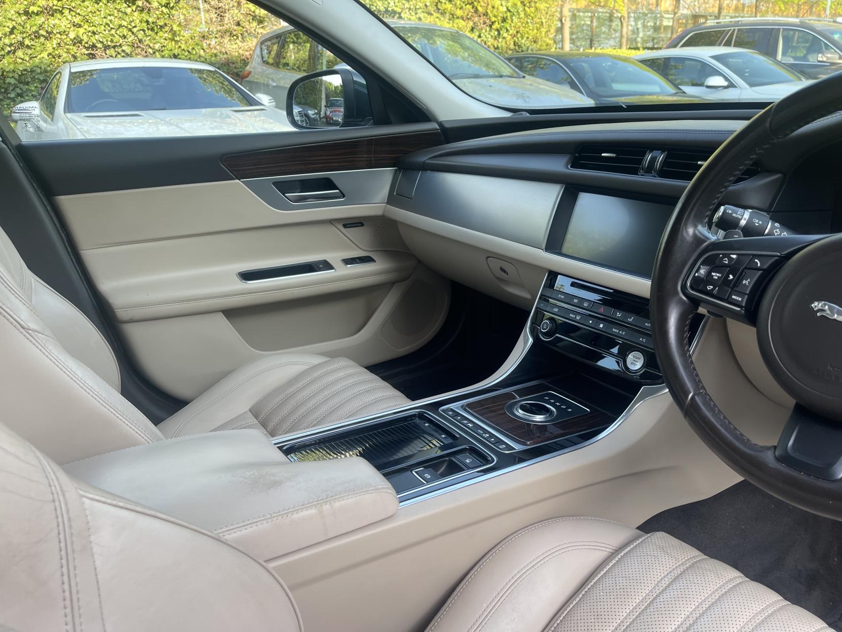 Jaguar XF 2.0d Portfolio Saloon 4dr Diesel Auto Euro 6 (s/s) (180 ps)