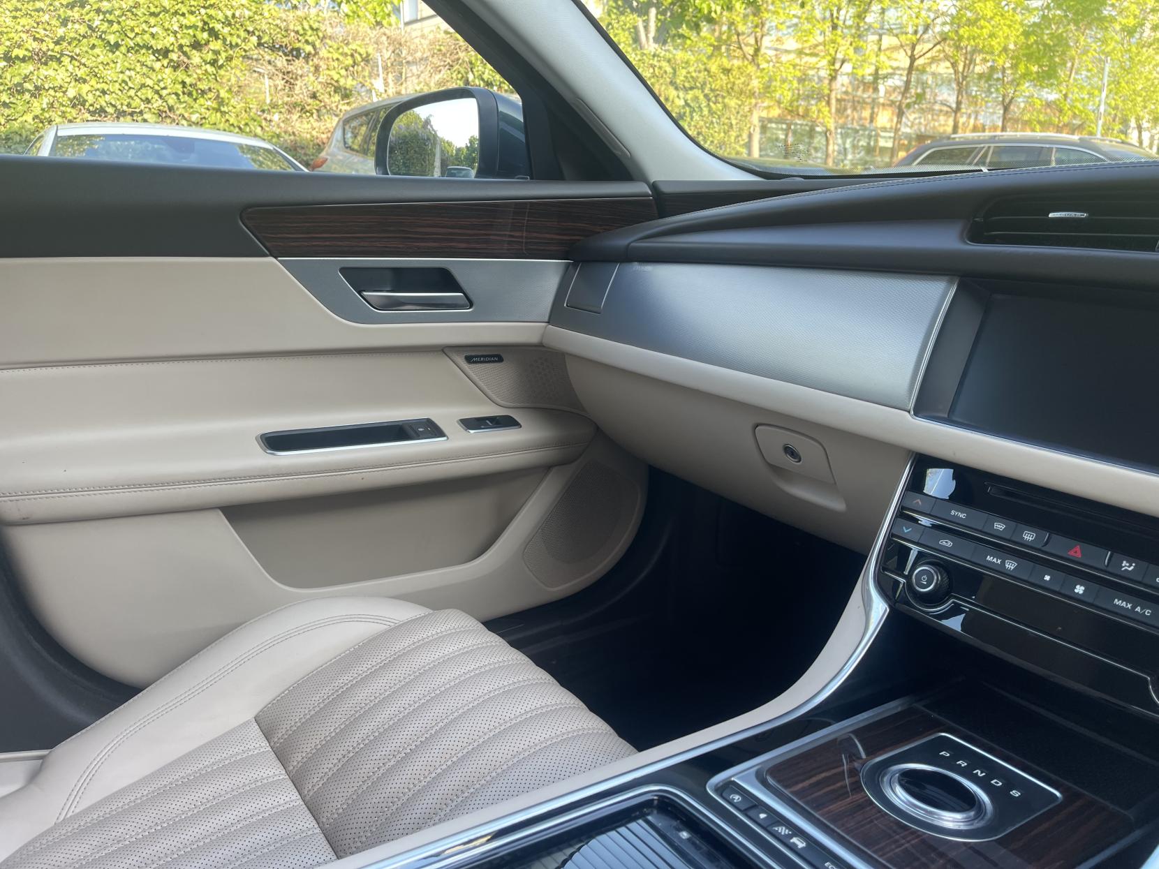 Jaguar XF 2.0d Portfolio Saloon 4dr Diesel Auto Euro 6 (s/s) (180 ps)