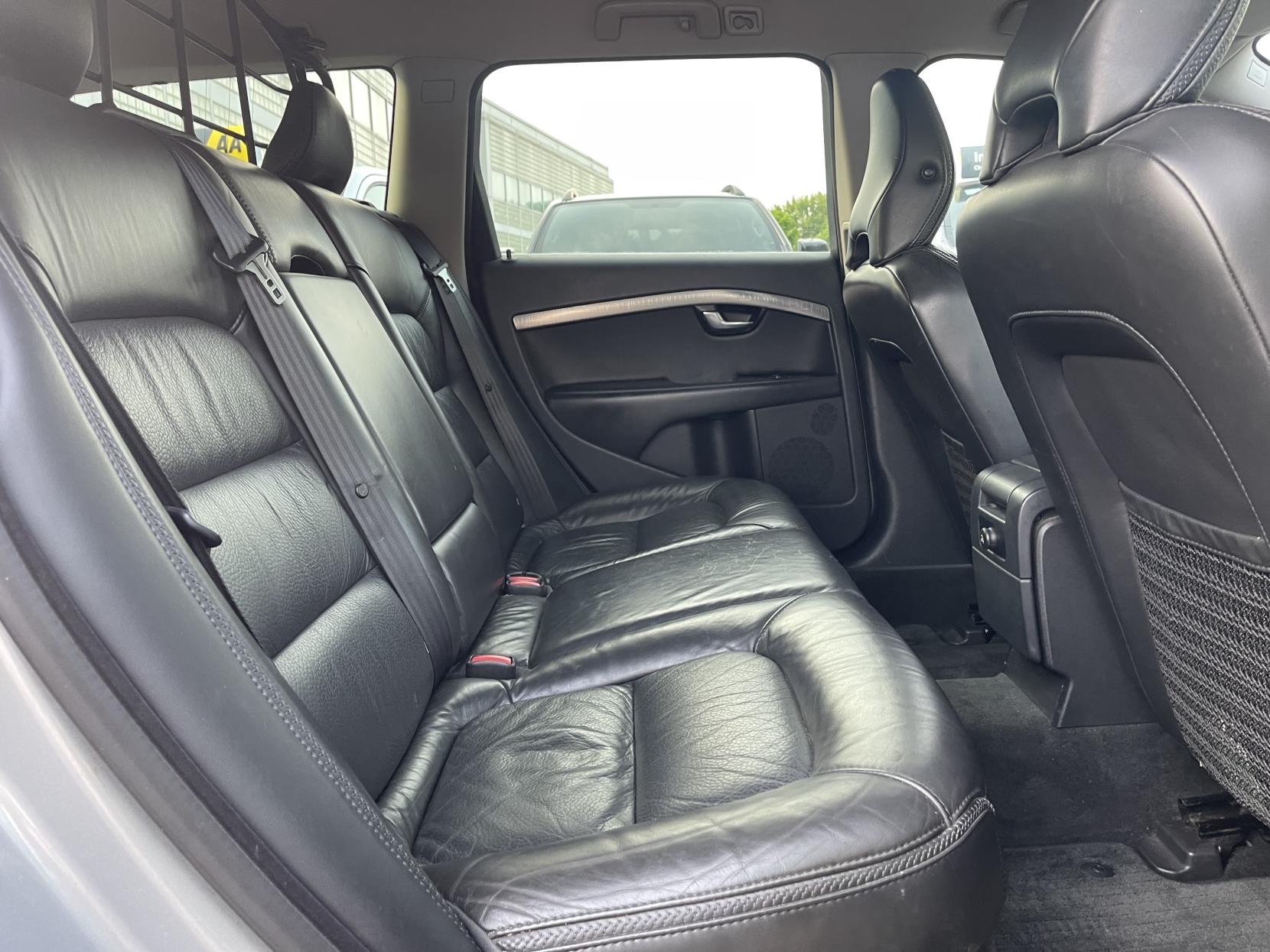 Volvo XC70 2.4 D5 SE Lux Premium Estate 5dr Diesel Geartronic AWD Euro 5 (205 ps)