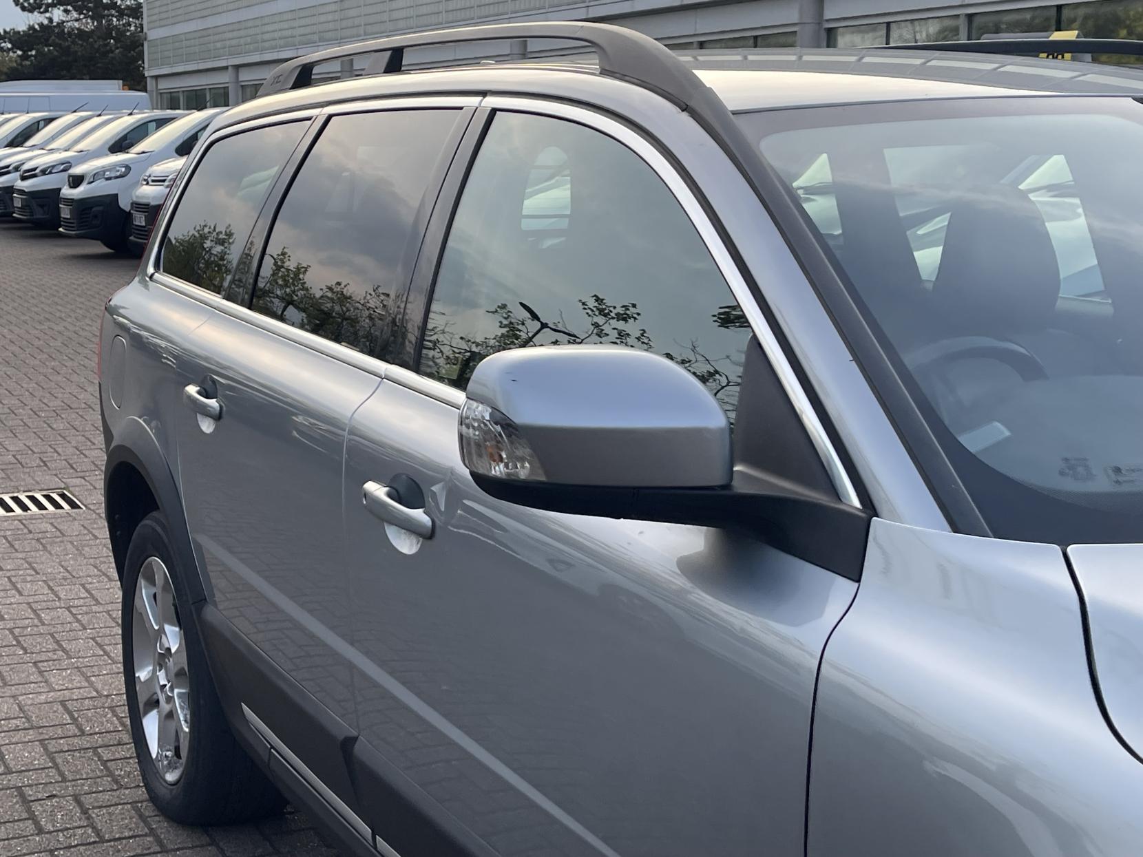 Volvo XC70 2.4 D5 SE Lux Premium Estate 5dr Diesel Geartronic AWD Euro 5 (205 ps)