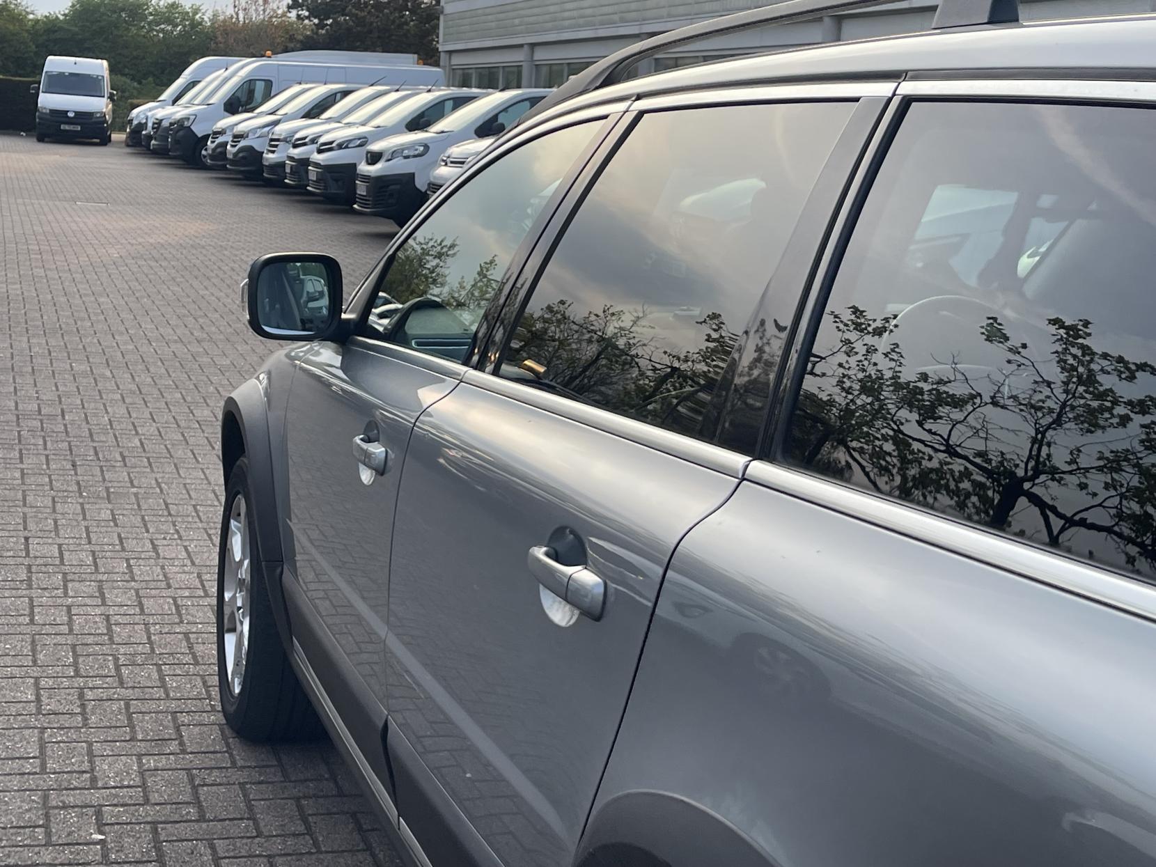 Volvo XC70 2.4 D5 SE Lux Premium Estate 5dr Diesel Geartronic AWD Euro 5 (205 ps)