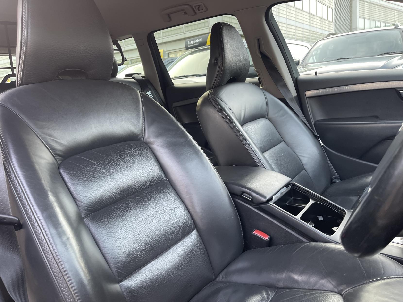 Volvo XC70 2.4 D5 SE Lux Premium Estate 5dr Diesel Geartronic AWD Euro 5 (205 ps)