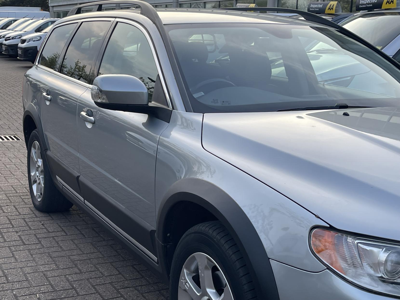 Volvo XC70 2.4 D5 SE Lux Premium Estate 5dr Diesel Geartronic AWD Euro 5 (205 ps)