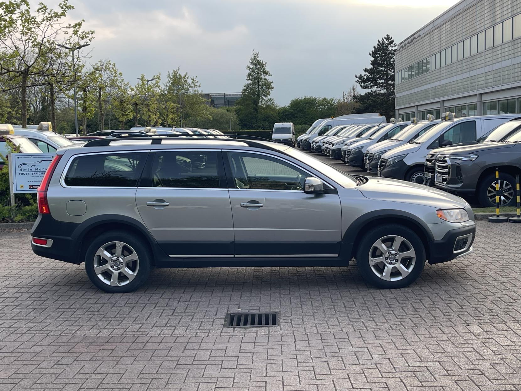 Volvo XC70 2.4 D5 SE Lux Premium Estate 5dr Diesel Geartronic AWD Euro 5 (205 ps)