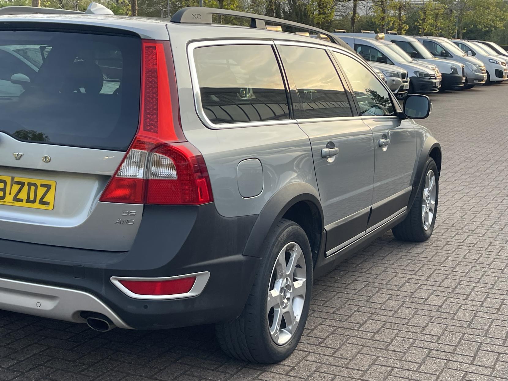 Volvo XC70 2.4 D5 SE Lux Premium Estate 5dr Diesel Geartronic AWD Euro 5 (205 ps)