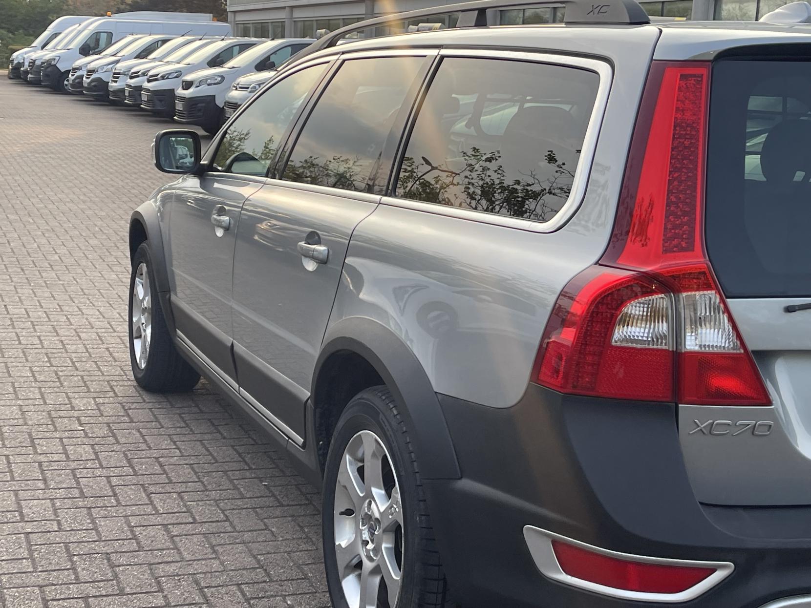 Volvo XC70 2.4 D5 SE Lux Premium Estate 5dr Diesel Geartronic AWD Euro 5 (205 ps)