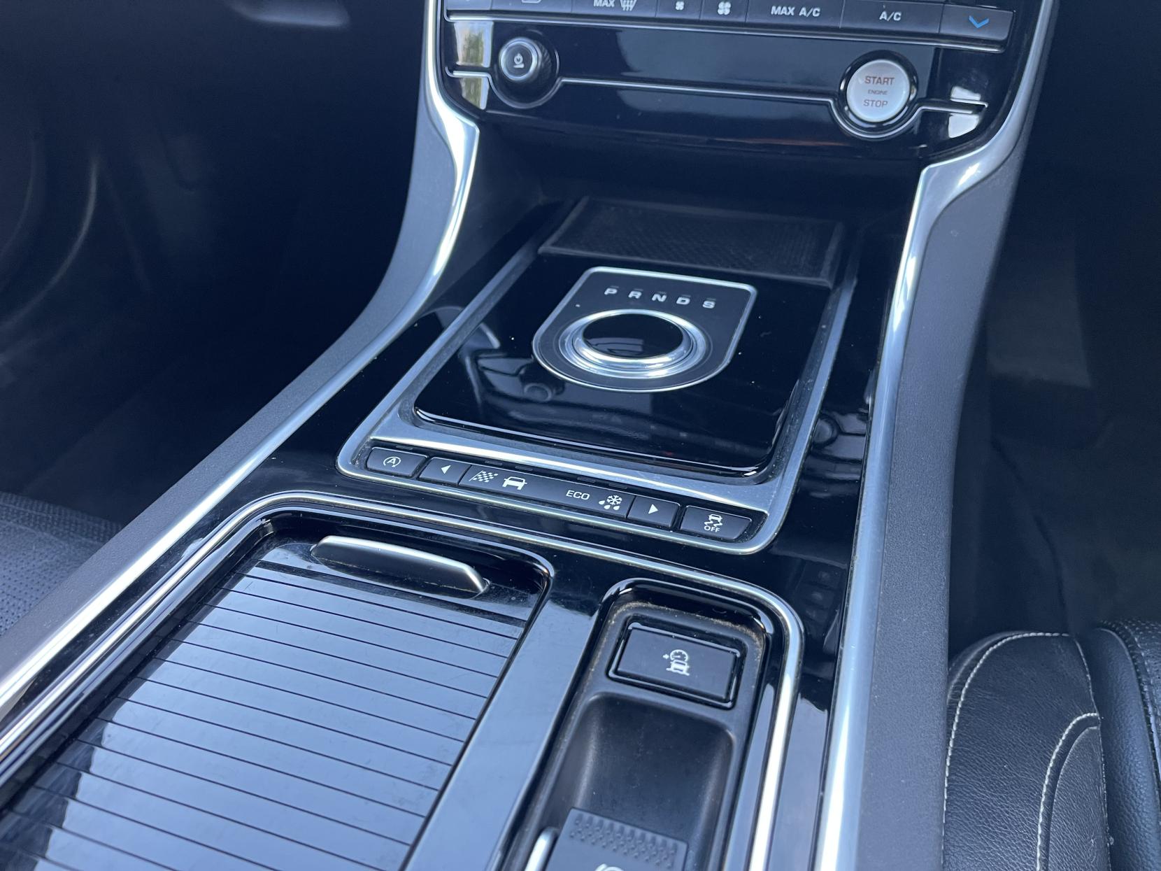 Jaguar XF 2.0d R-Sport Saloon 4dr Diesel Auto Euro 6 (s/s) (180 ps)