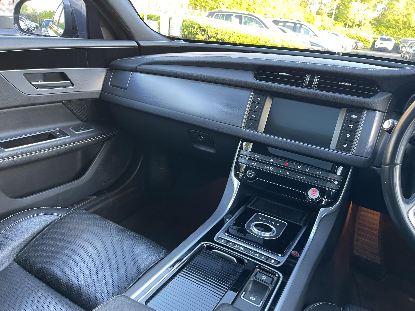 Jaguar XF 2.0d R-Sport Saloon 4dr Diesel Auto Euro 6 (s/s) (180 ps)