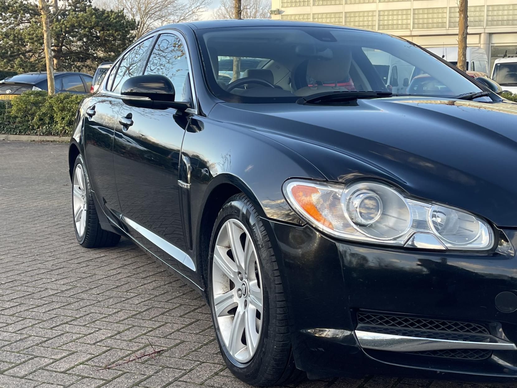 Jaguar XF 3.0d V6 Luxury Saloon 4dr Diesel Auto Euro 5 (240 ps)