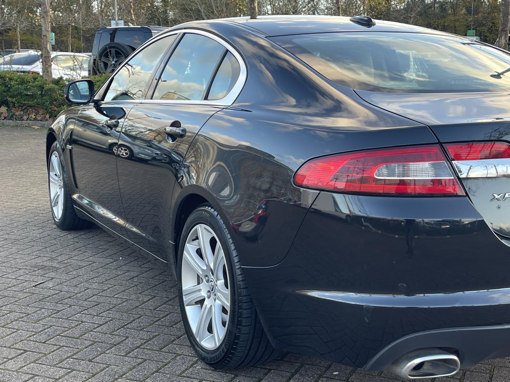 Jaguar XF 3.0d V6 Luxury Saloon 4dr Diesel Auto Euro 5 (240 ps)