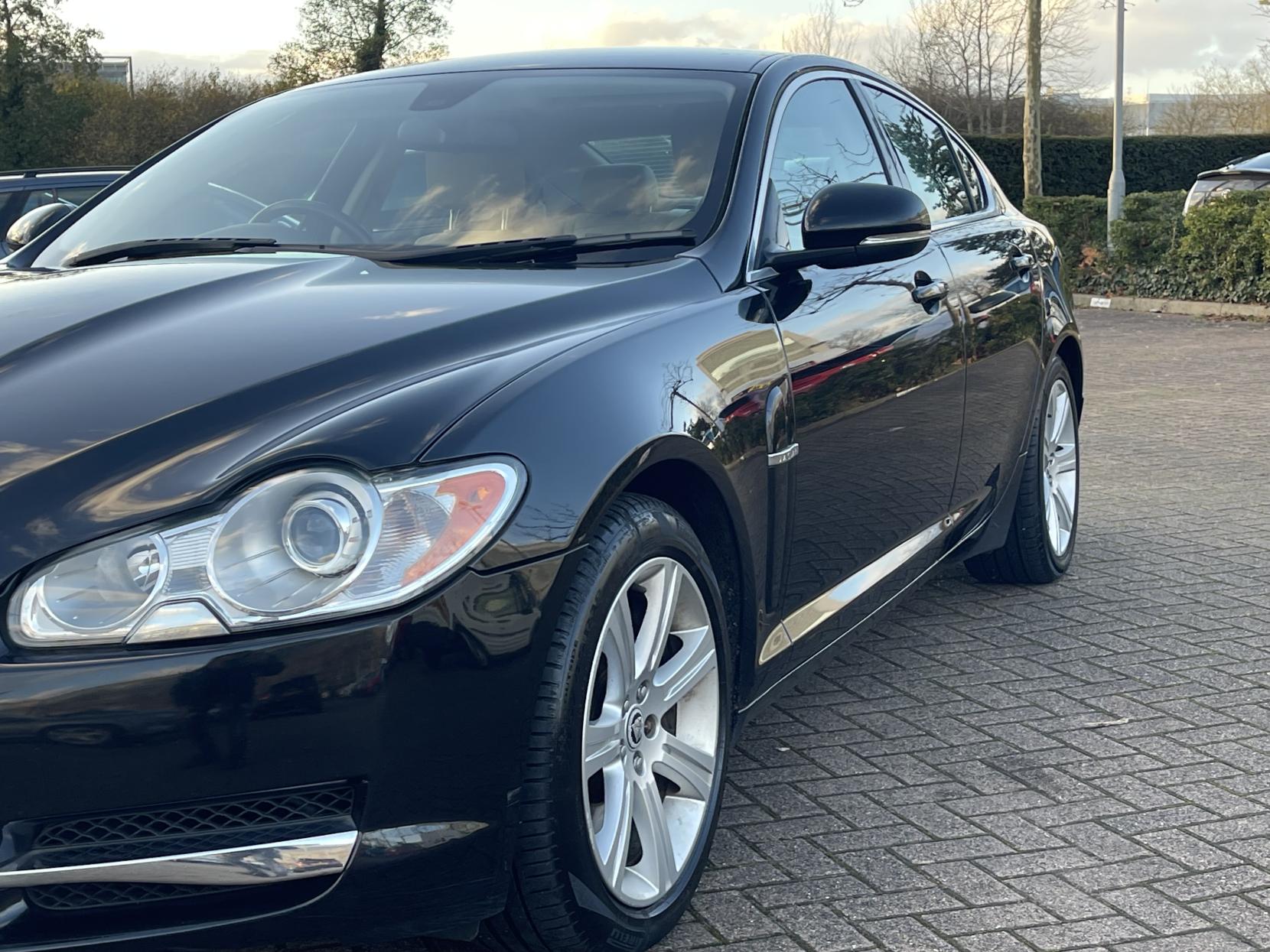 Jaguar XF 3.0d V6 Luxury Saloon 4dr Diesel Auto Euro 5 (240 ps)