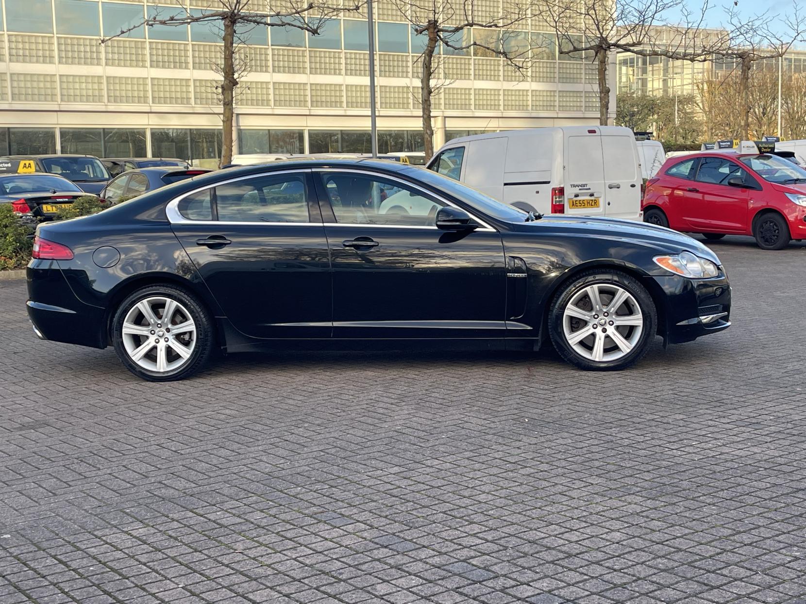 Jaguar XF 3.0d V6 Luxury Saloon 4dr Diesel Auto Euro 5 (240 ps)